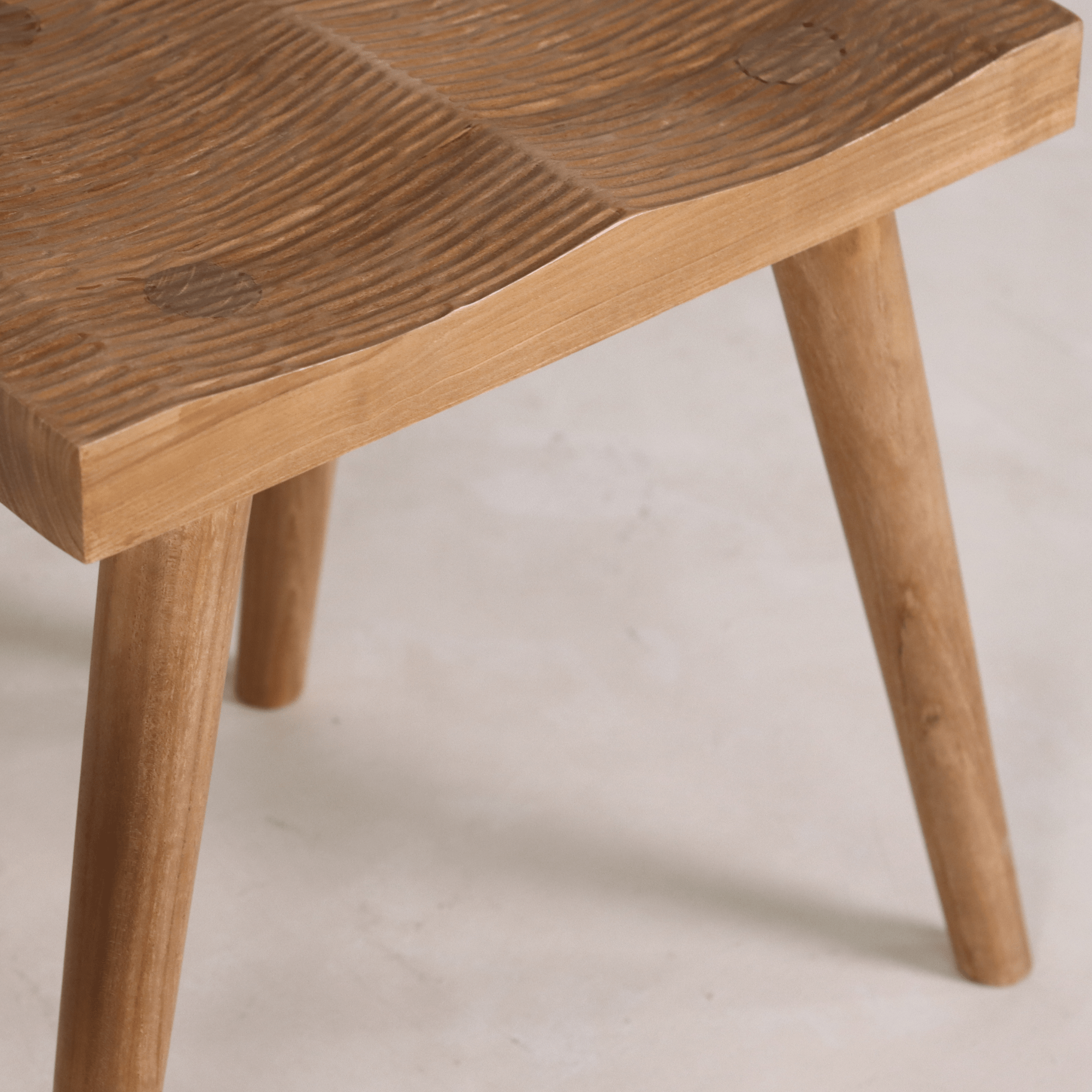 Chaise - Naturel - DOS ERGONOMIQUE pour un confort ergonomique tout en conservant les formes architecturales primitives Design - silhouette brutaliste...