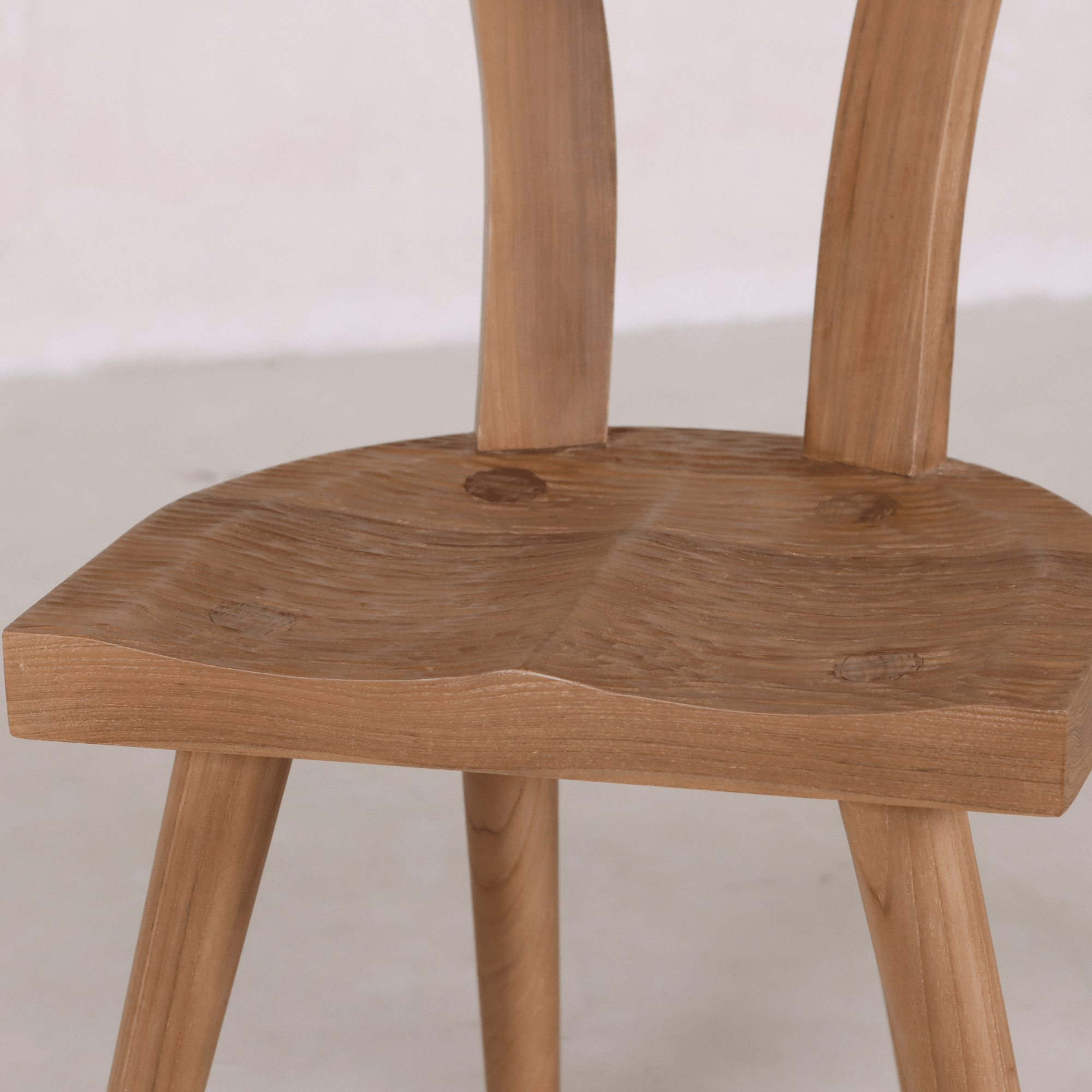 Chaise - DOS DESIGN ERGONOMIQUE pour un confort ergonomique tout en conservant des formes architecturales primitives Design - silhouette brutaliste avec...