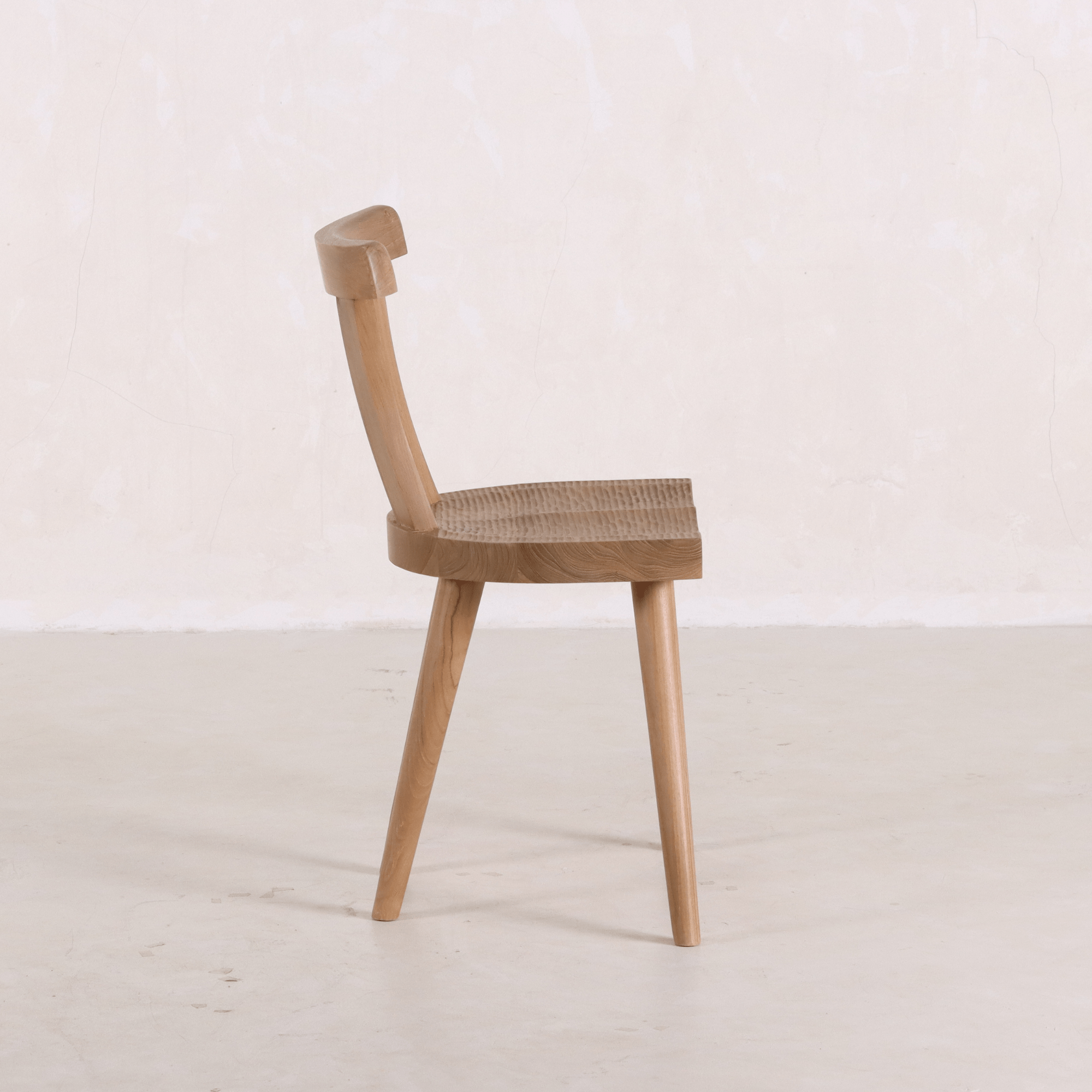 Chaise - Naturel - DOS ERGONOMIQUE pour un confort ergonomique tout en conservant les formes architecturales primitives Design - silhouette brutaliste...
