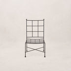 Chaise de salle à manger sans accoudoirs d'extérieur - avec un cadre en fer élancé et revêtue d'un tissu bouclé moelleux d'extérieur, elle est conçue pour résister aux éléments...