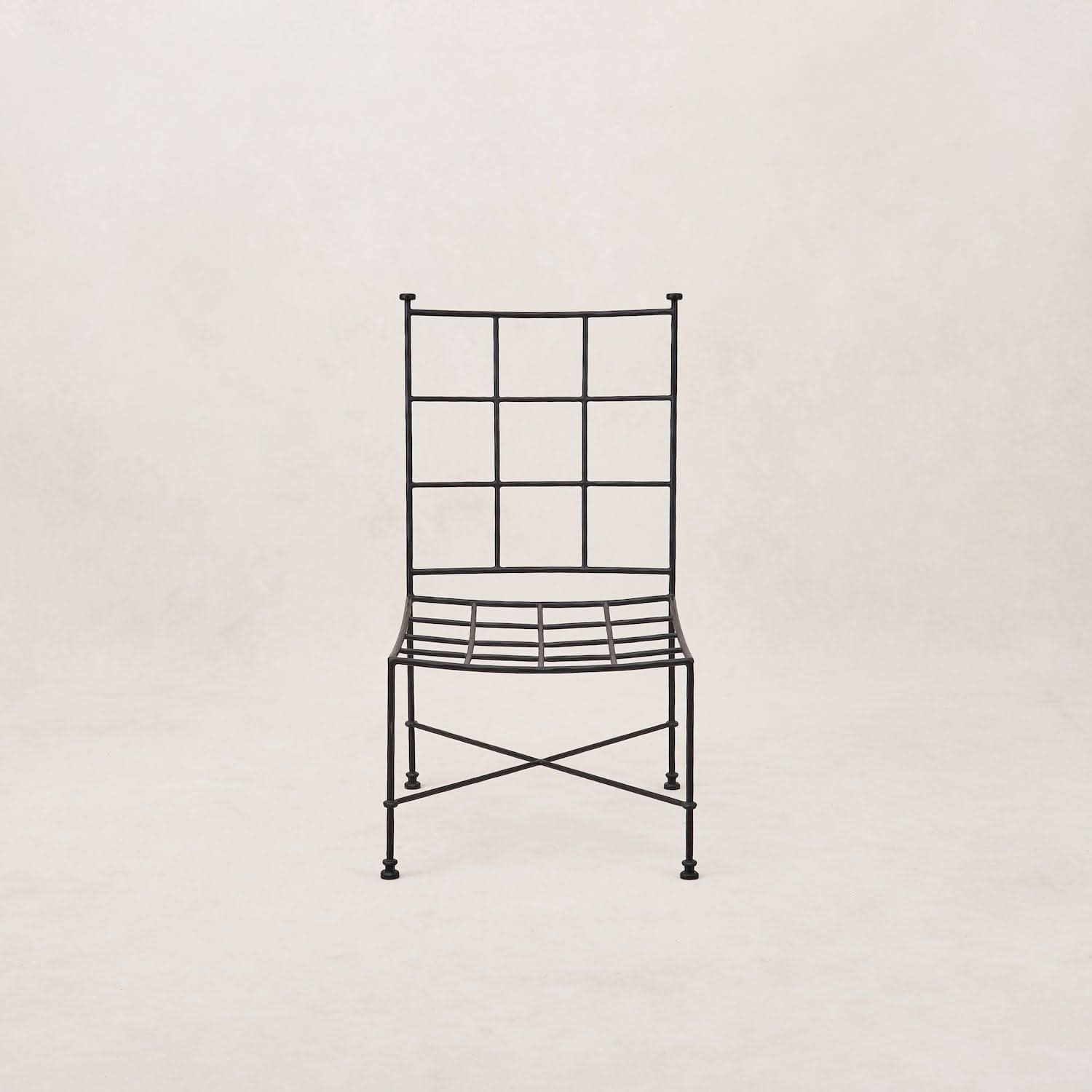 Chaise de salle à manger sans accoudoirs d'extérieur - avec un cadre en fer élancé et revêtue d'un tissu bouclé moelleux d'extérieur, elle est conçue pour résister aux éléments...