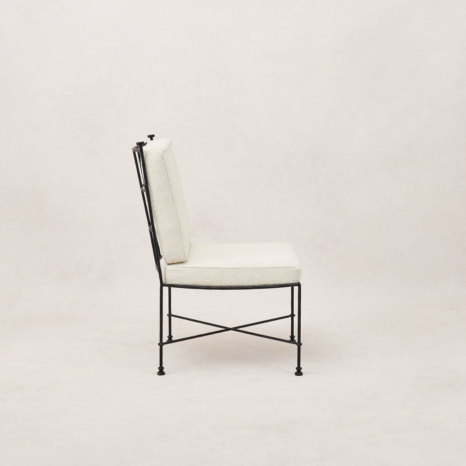 Chaise de salle à manger sans accoudoirs d'extérieur - avec un cadre en fer élancé et revêtue d'un tissu bouclé moelleux d'extérieur, elle est conçue pour résister aux éléments...