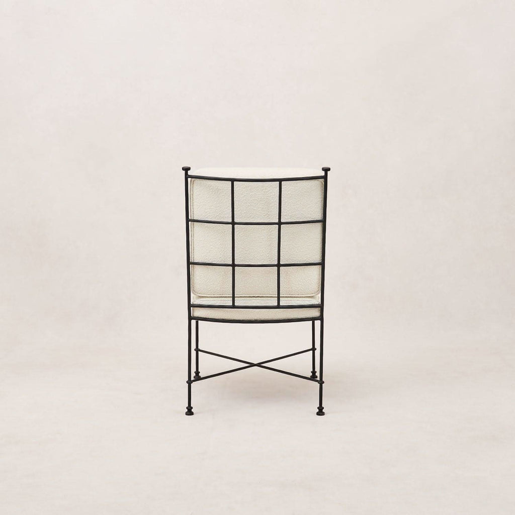 Chaise de salle à manger sans accoudoirs d'extérieur - avec un cadre en fer élancé et revêtue d'un tissu bouclé moelleux d'extérieur, elle est conçue pour résister aux éléments...