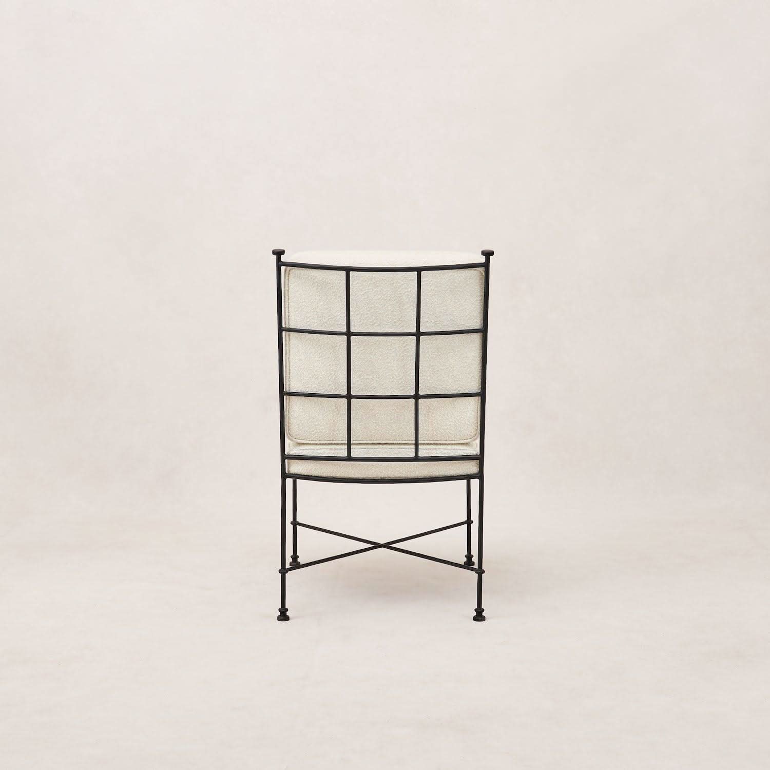 Chaise de salle à manger sans accoudoirs d'extérieur - avec un cadre en fer élancé et revêtue d'un tissu bouclé moelleux d'extérieur, elle est conçue pour résister aux éléments...
