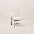 Chaise de salle à manger sans accoudoirs d'extérieur - avec un cadre en fer élancé et revêtue d'un tissu bouclé moelleux d'extérieur, elle est conçue pour résister aux éléments...