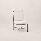 Chaise de salle à manger sans accoudoirs d'extérieur - avec un cadre en fer élancé et revêtue d'un tissu bouclé moelleux d'extérieur, elle est conçue pour résister aux éléments...