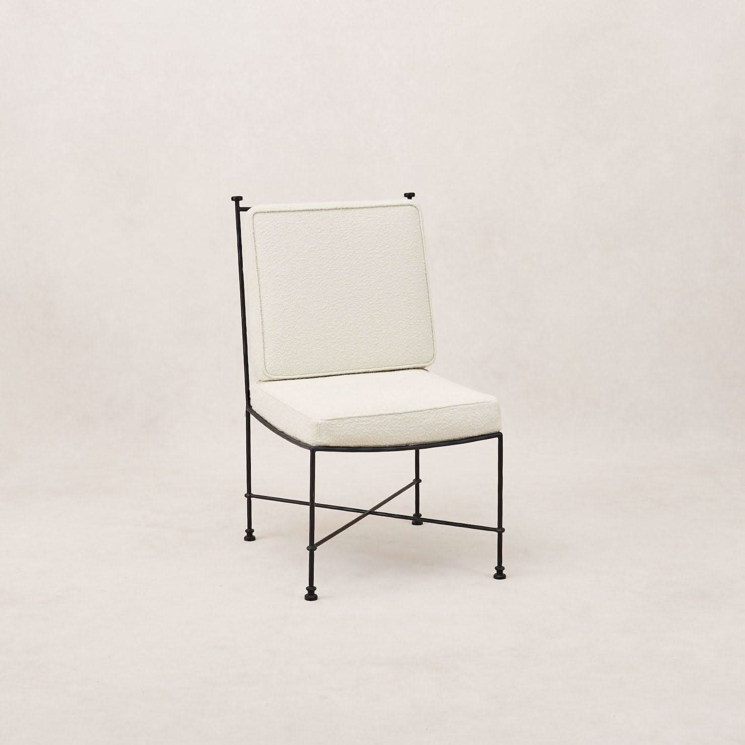 Chaise de salle à manger sans accoudoirs d'extérieur - avec un cadre en fer élancé et revêtue d'un tissu bouclé moelleux d'extérieur, elle est conçue pour résister aux éléments...