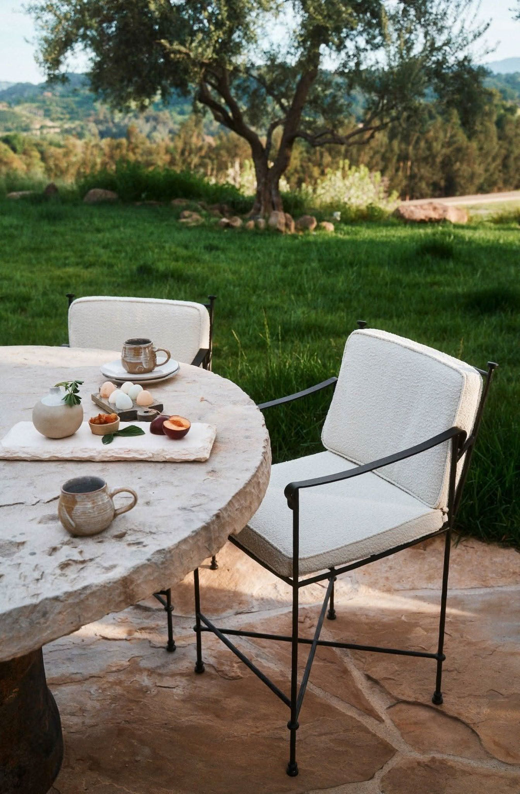 Tabouret de comptoir extérieur  - Son délicat piètement en fer, doté d'un revêtement en poudre noir mat durable, rappelle les silhouettes des meubles de jardin classiques...