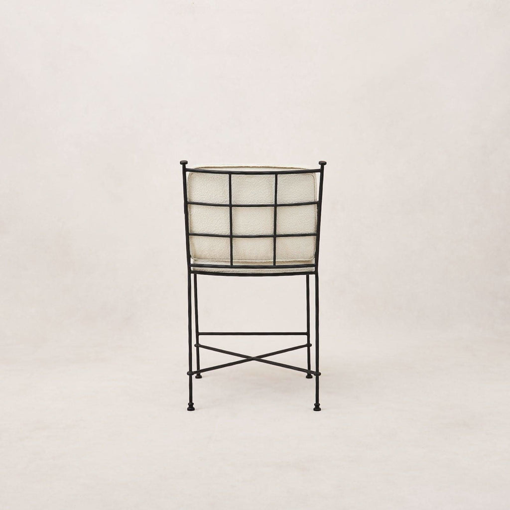 Tabouret de comptoir extérieur  - Son délicat piètement en fer, doté d'un revêtement en poudre noir mat durable, rappelle les silhouettes des meubles de jardin classiques...
