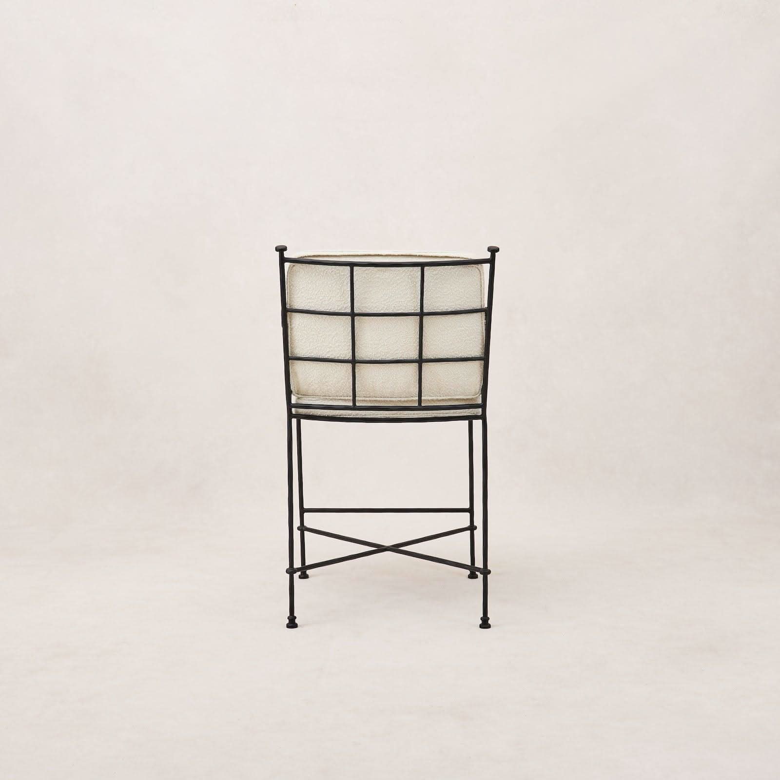 Tabouret de comptoir extérieur  - Son délicat piètement en fer, doté d'un revêtement en poudre noir mat durable, rappelle les silhouettes des meubles de jardin classiques...