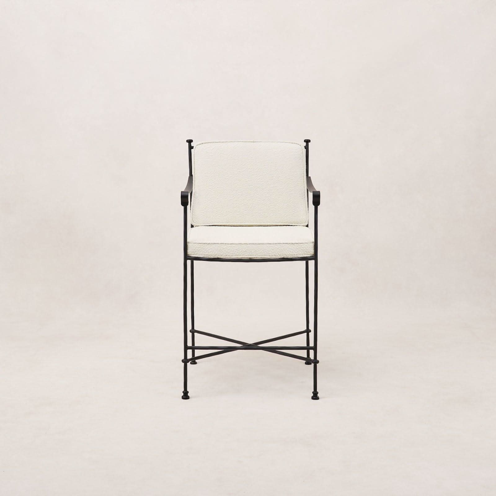 Tabouret de comptoir extérieur  - Son délicat piètement en fer, doté d'un revêtement en poudre noir mat durable, rappelle les silhouettes des meubles de jardin classiques...