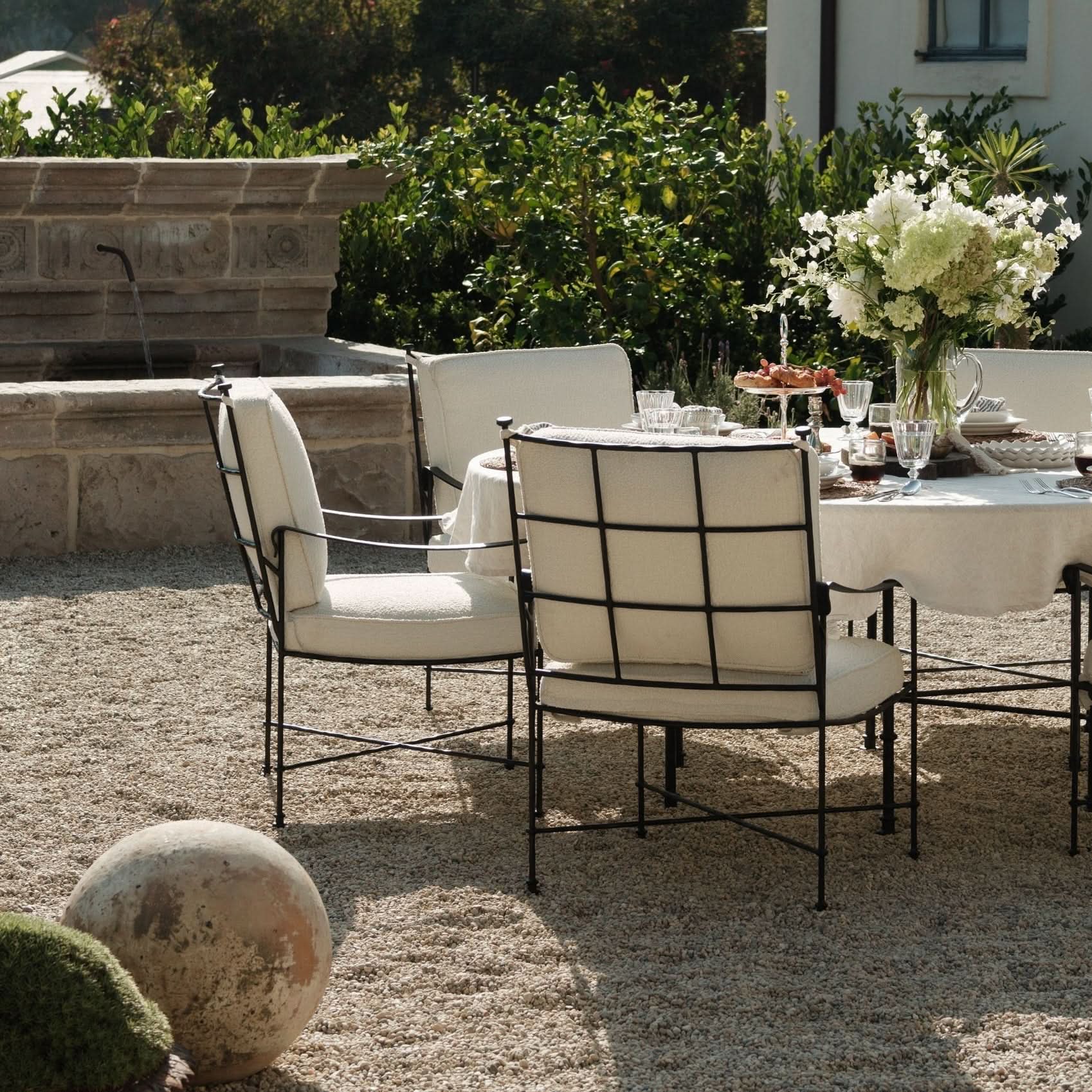 Chaise de salle à manger/salon d'extérieur -  ce qui distingue vraiment cette chaise, c'est son design unique - le cadre a été conçu avec soin pour se tenir...