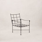 Chaise de salle à manger/salon d'extérieur -  ce qui distingue vraiment cette chaise, c'est son design unique - le cadre a été conçu avec soin pour se tenir...