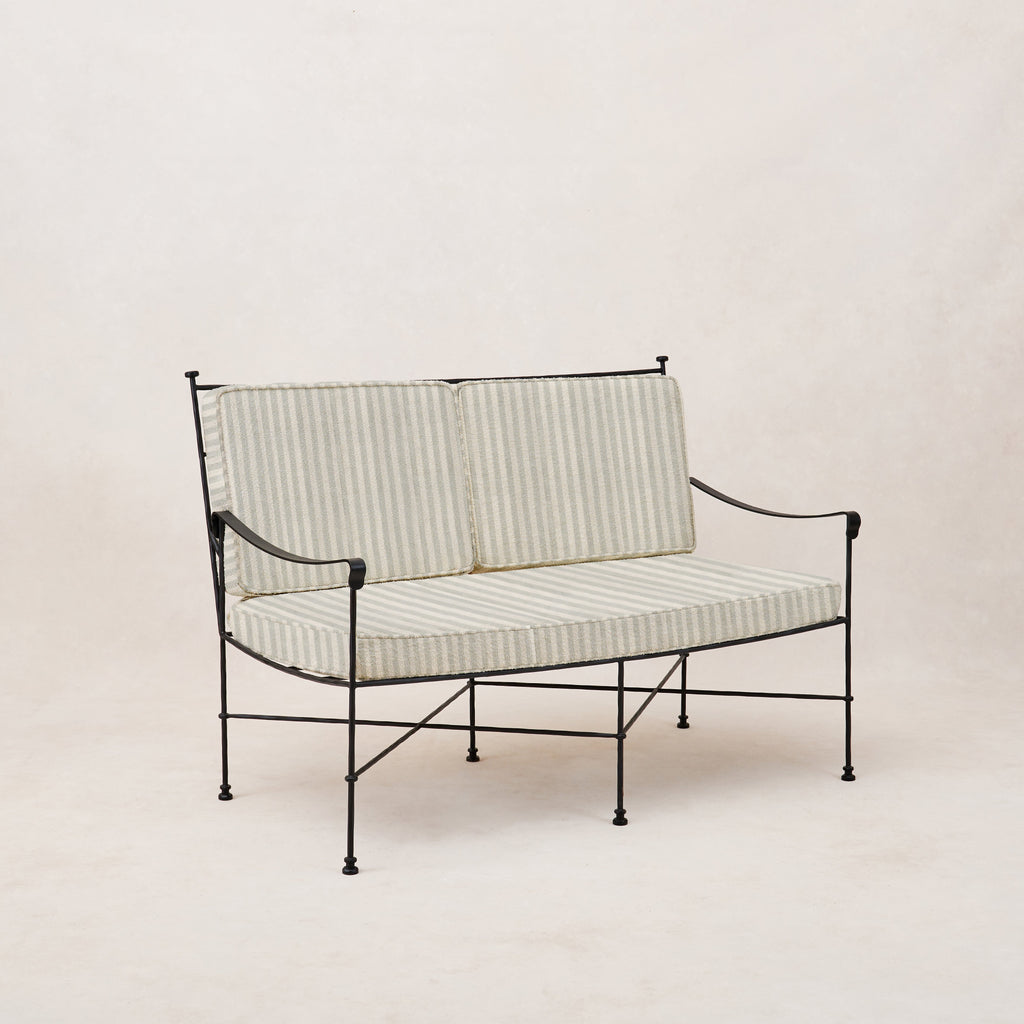 Causeuse d'extérieur  – Accueillant confortablement deux adultes, avec une place douillette pour un troisième, cette causeuse est parfaite pour les réunions intimes ou les moments de calme...