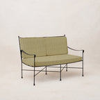 Causeuse d'extérieur  – Accueillant confortablement deux adultes, avec une place douillette pour un troisième, cette causeuse est parfaite pour les réunions intimes ou les moments de calme...