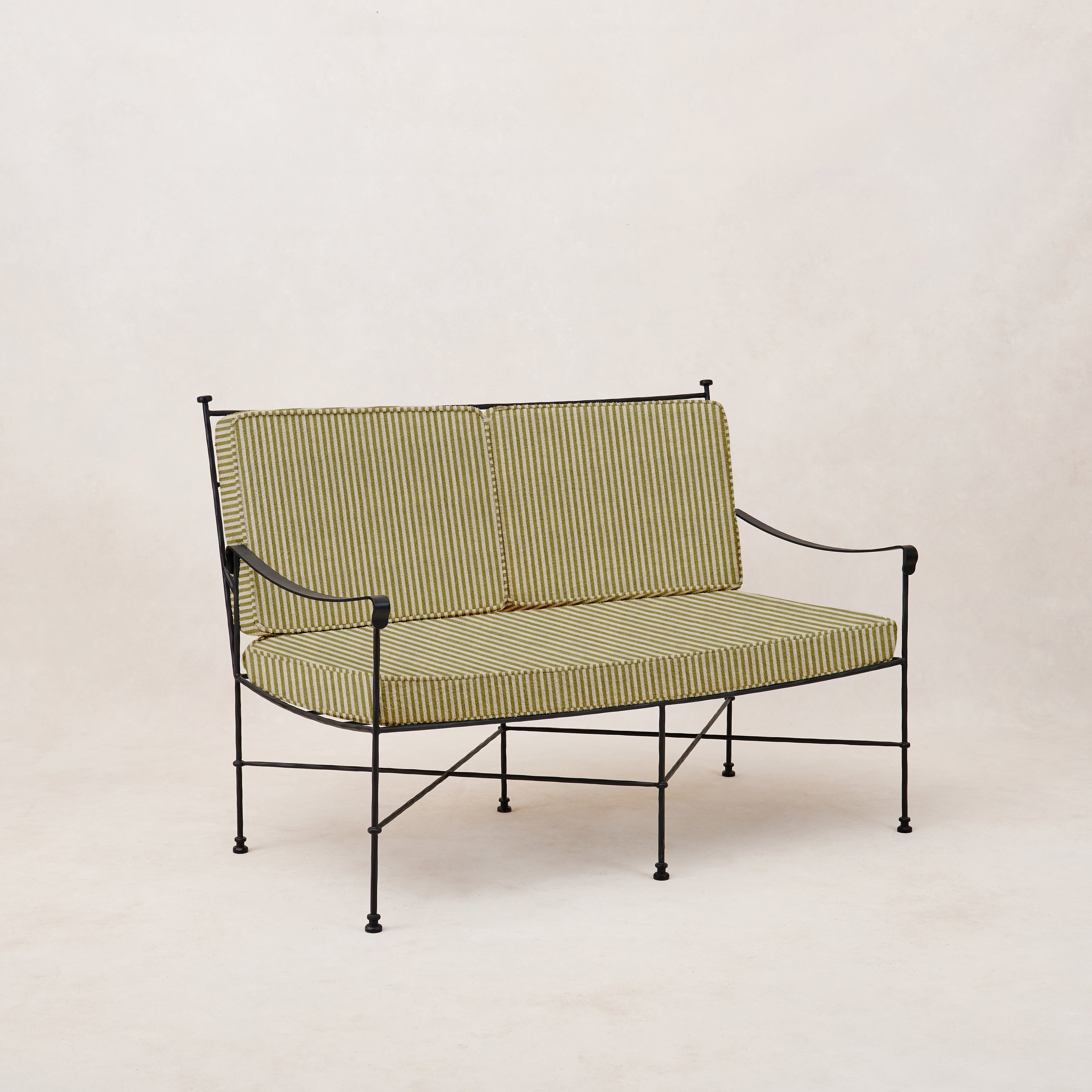 Causeuse d'extérieur  – Accueillant confortablement deux adultes, avec une place douillette pour un troisième, cette causeuse est parfaite pour les réunions intimes ou les moments de calme...