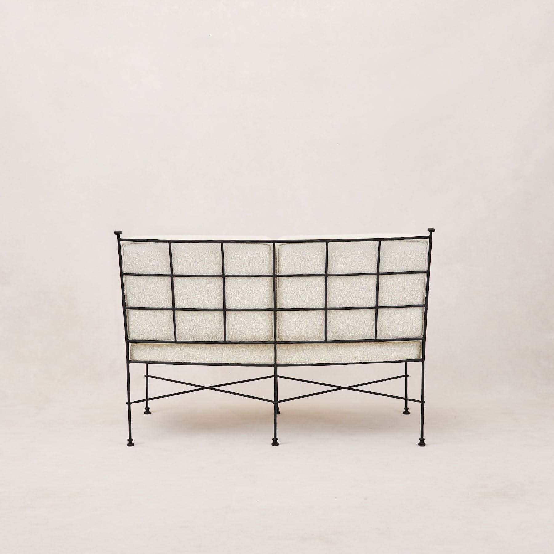 Causeuse d'extérieur  – Accueillant confortablement deux adultes, avec une place douillette pour un troisième, cette causeuse est parfaite pour les réunions intimes ou les moments de calme...