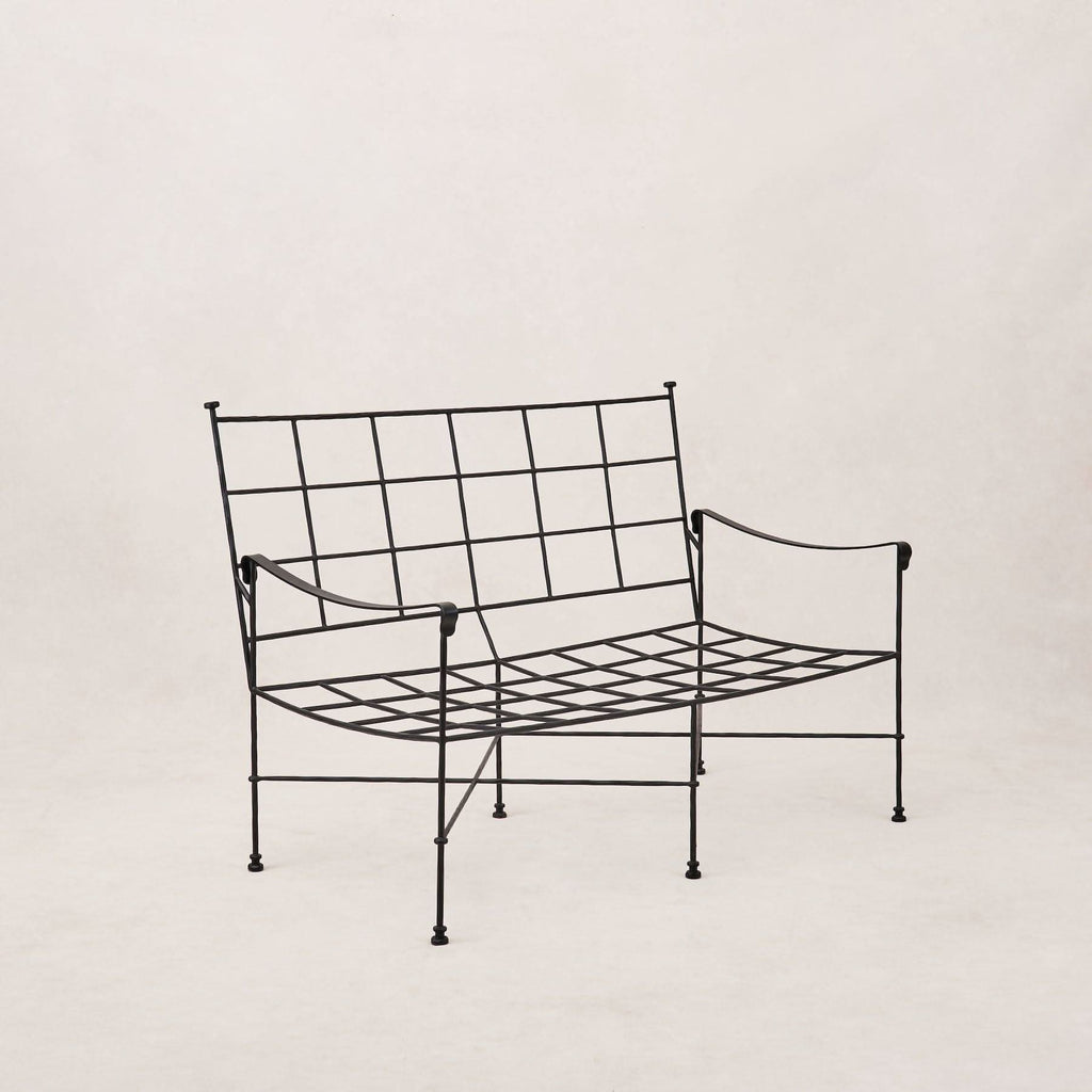 Causeuse d'extérieur  – Accueillant confortablement deux adultes, avec une place douillette pour un troisième, cette causeuse est parfaite pour les réunions intimes ou les moments de calme...