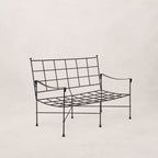 Causeuse d'extérieur  – Accueillant confortablement deux adultes, avec une place douillette pour un troisième, cette causeuse est parfaite pour les réunions intimes ou les moments de calme...