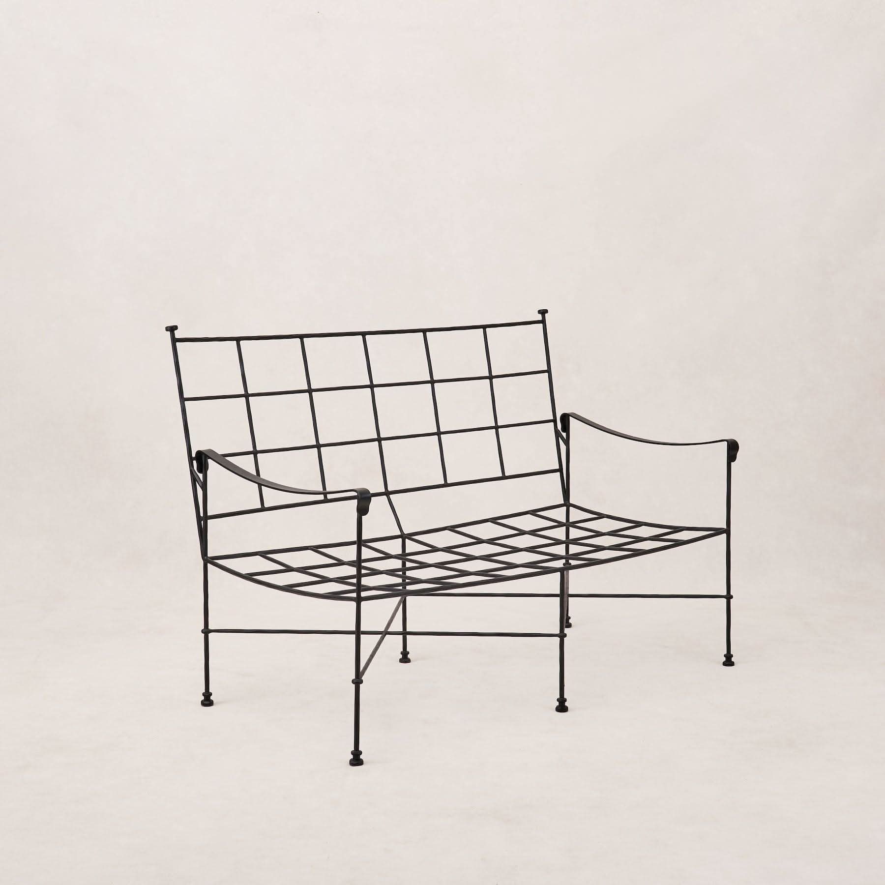 Causeuse d'extérieur  – Accueillant confortablement deux adultes, avec une place douillette pour un troisième, cette causeuse est parfaite pour les réunions intimes ou les moments de calme...