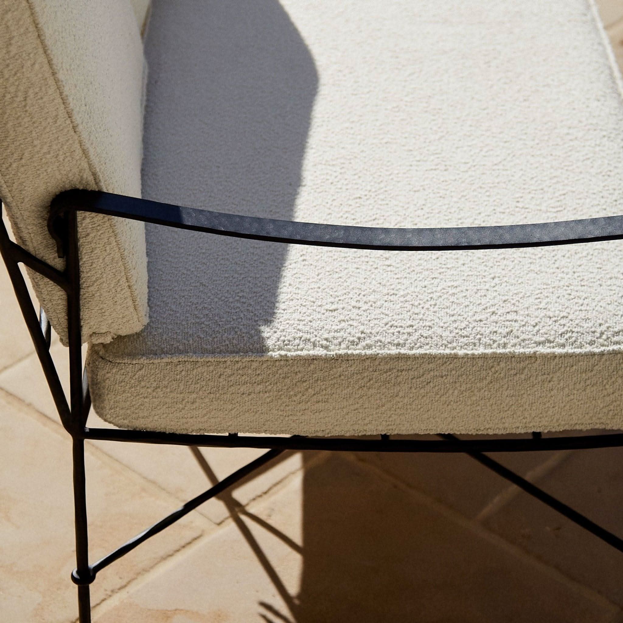 Causeuse d'extérieur  – Accueillant confortablement deux adultes, avec une place douillette pour un troisième, cette causeuse est parfaite pour les réunions intimes ou les moments de calme...
