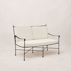Causeuse d'extérieur  – Accueillant confortablement deux adultes, avec une place douillette pour un troisième, cette causeuse est parfaite pour les réunions intimes ou les moments de calme...