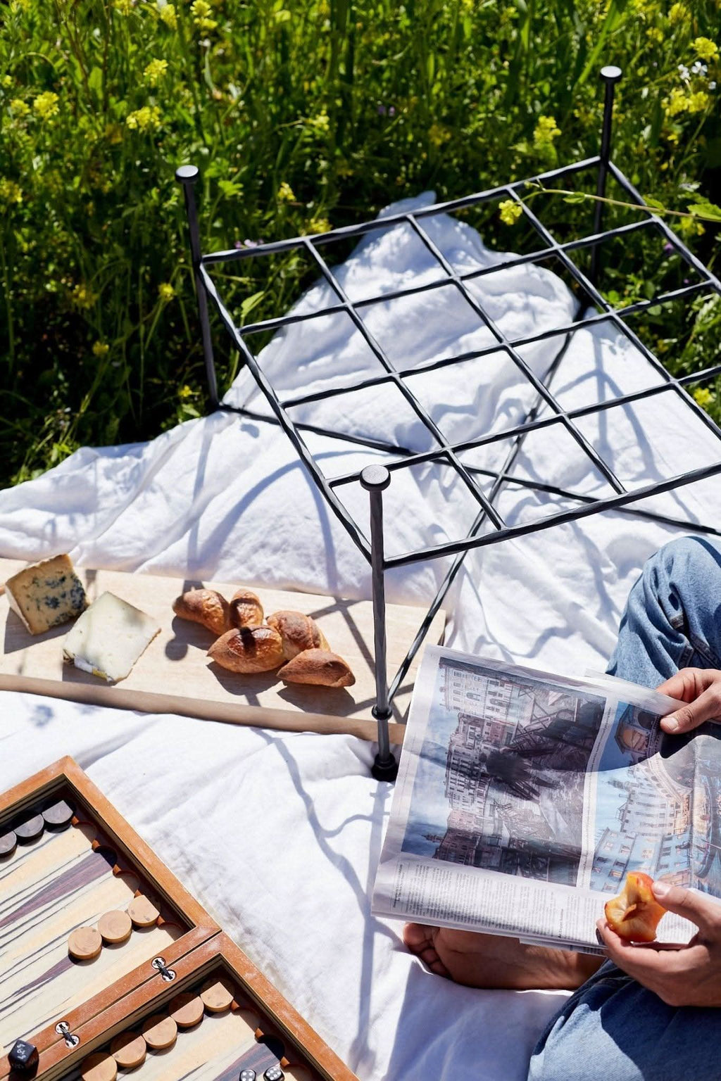 Pouf d'extérieur – Conçu avec un cadre en fer fin fabriqué à la main et un tissu bouclette d'extérieur moelleux, ce pouf est entièrement résistant aux intempéries...