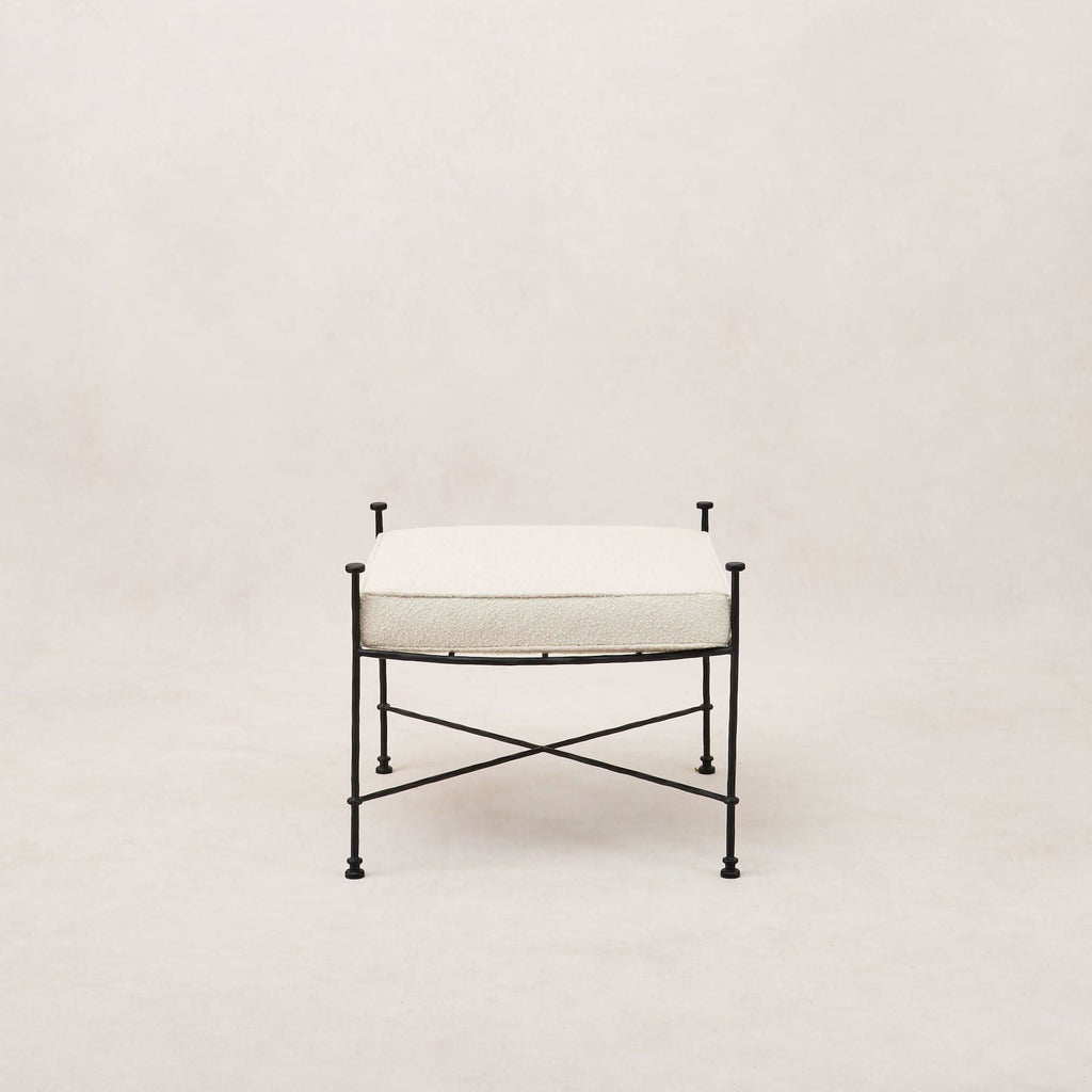 Pouf d'extérieur – Conçu avec un cadre en fer fin fabriqué à la main et un tissu bouclette d'extérieur moelleux, ce pouf est entièrement résistant aux intempéries...