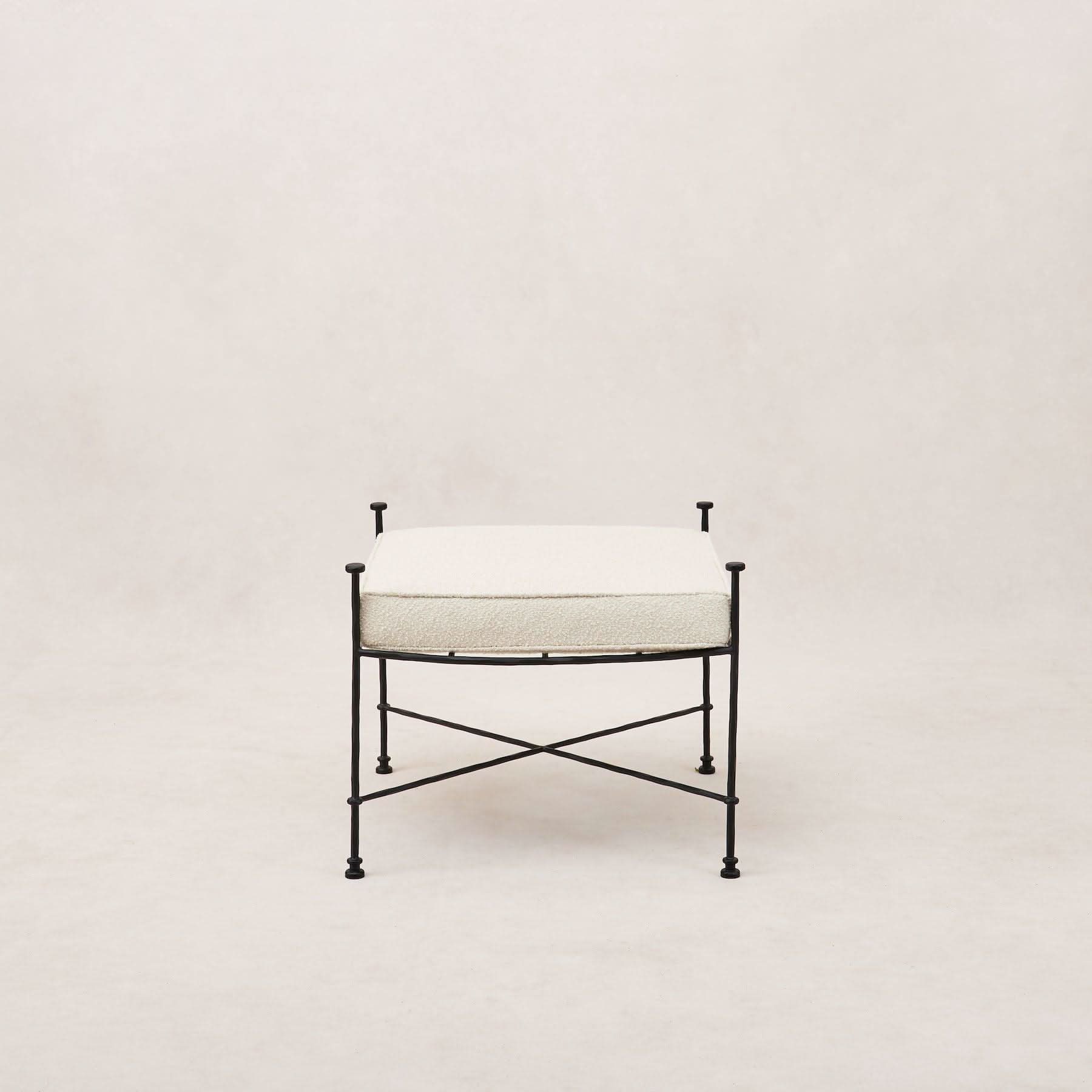 Pouf d'extérieur – Conçu avec un cadre en fer fin fabriqué à la main et un tissu bouclette d'extérieur moelleux, ce pouf est entièrement résistant aux intempéries...