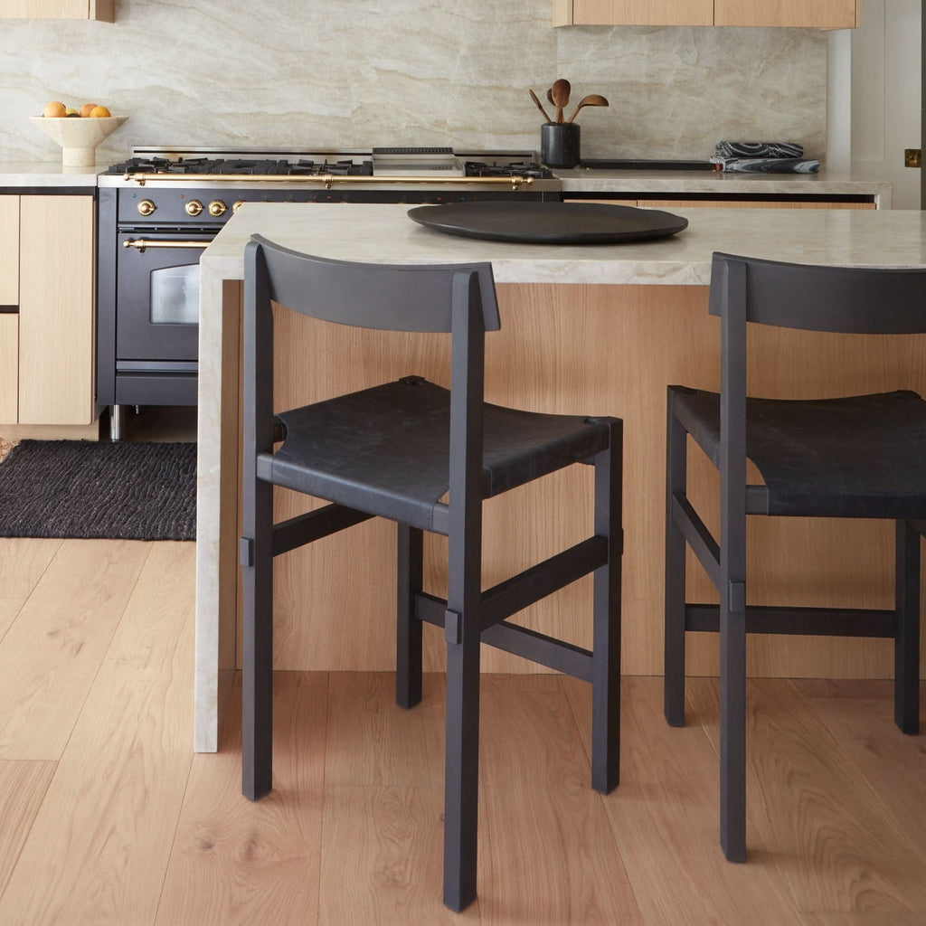 Tabouret de comptoir - Noir - la pièce avec son assise en cuir non traité se patine avec l'âge au lieu de produits chimiques et se moule au cadre en bois au fil du temps, juste...