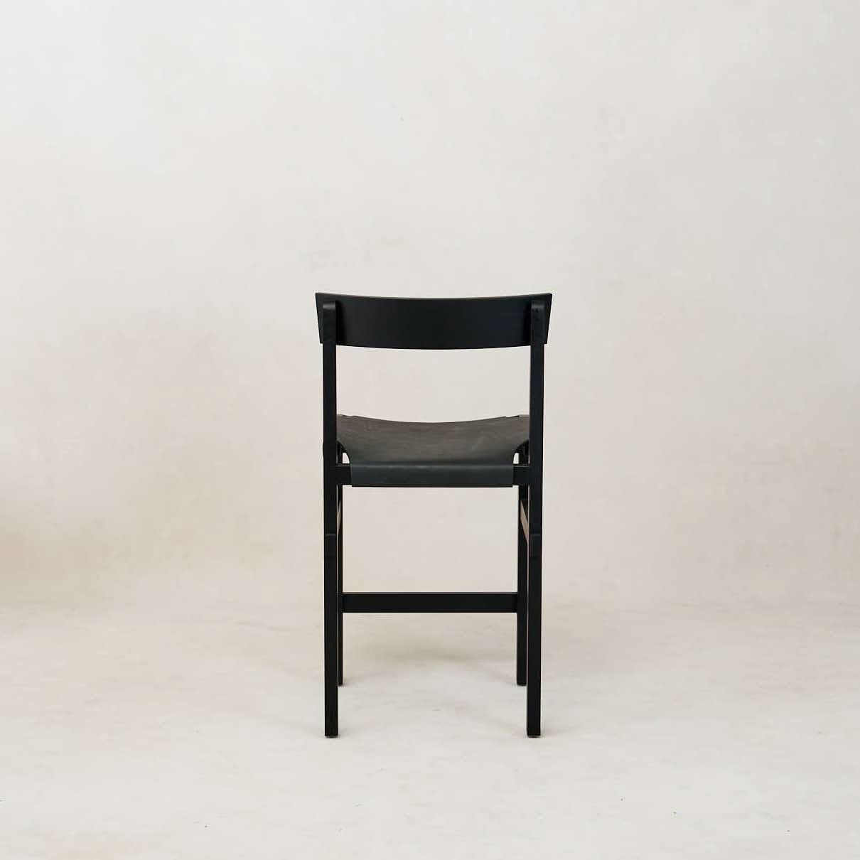 Tabouret de comptoir - Noir - la pièce avec son assise en cuir non traité se patine avec l'âge au lieu de produits chimiques et se moule au cadre en bois au fil du temps, juste...