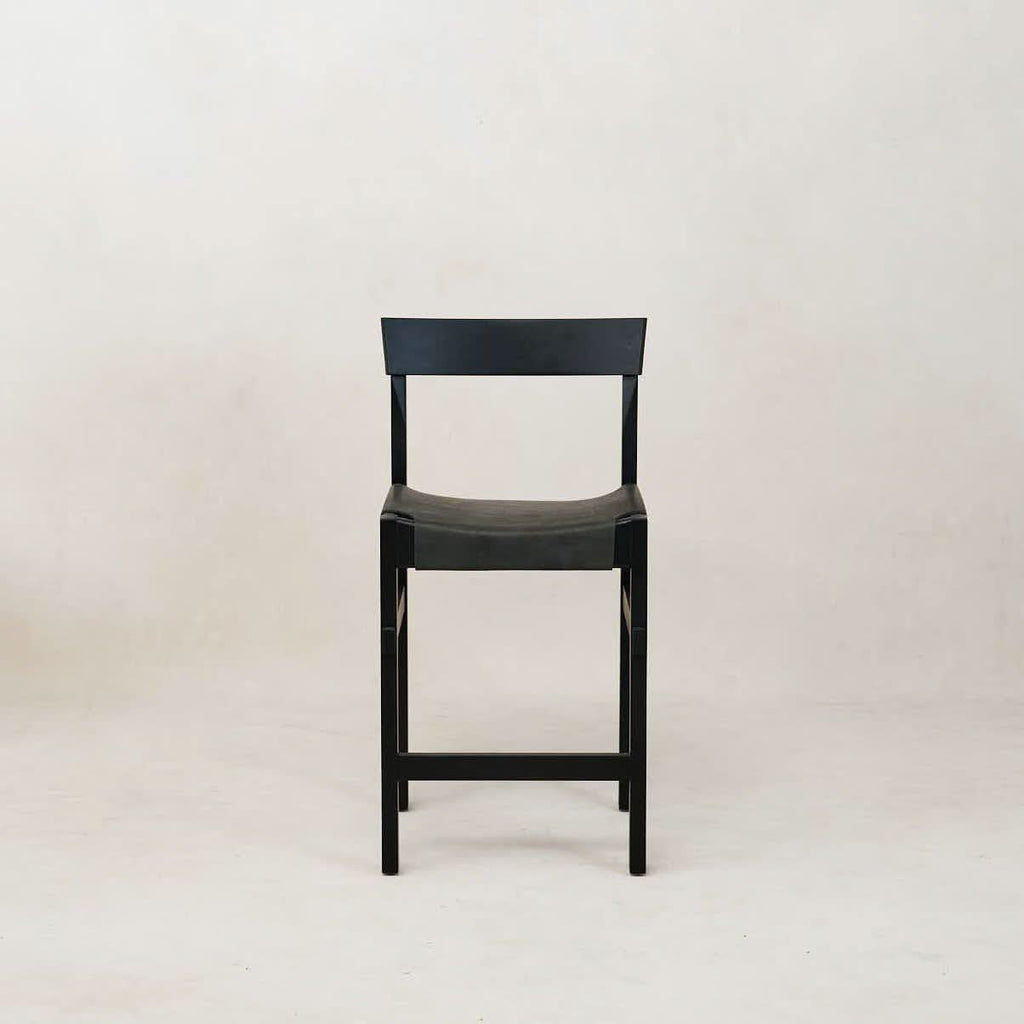 Tabouret de comptoir - Noir - la pièce avec son assise en cuir non traité se patine avec l'âge au lieu de produits chimiques et se moule au cadre en bois au fil du temps, juste...