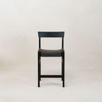 Tabouret de comptoir - Noir - la pièce avec son assise en cuir non traité se patine avec l'âge au lieu de produits chimiques et se moule au cadre en bois au fil du temps, juste...