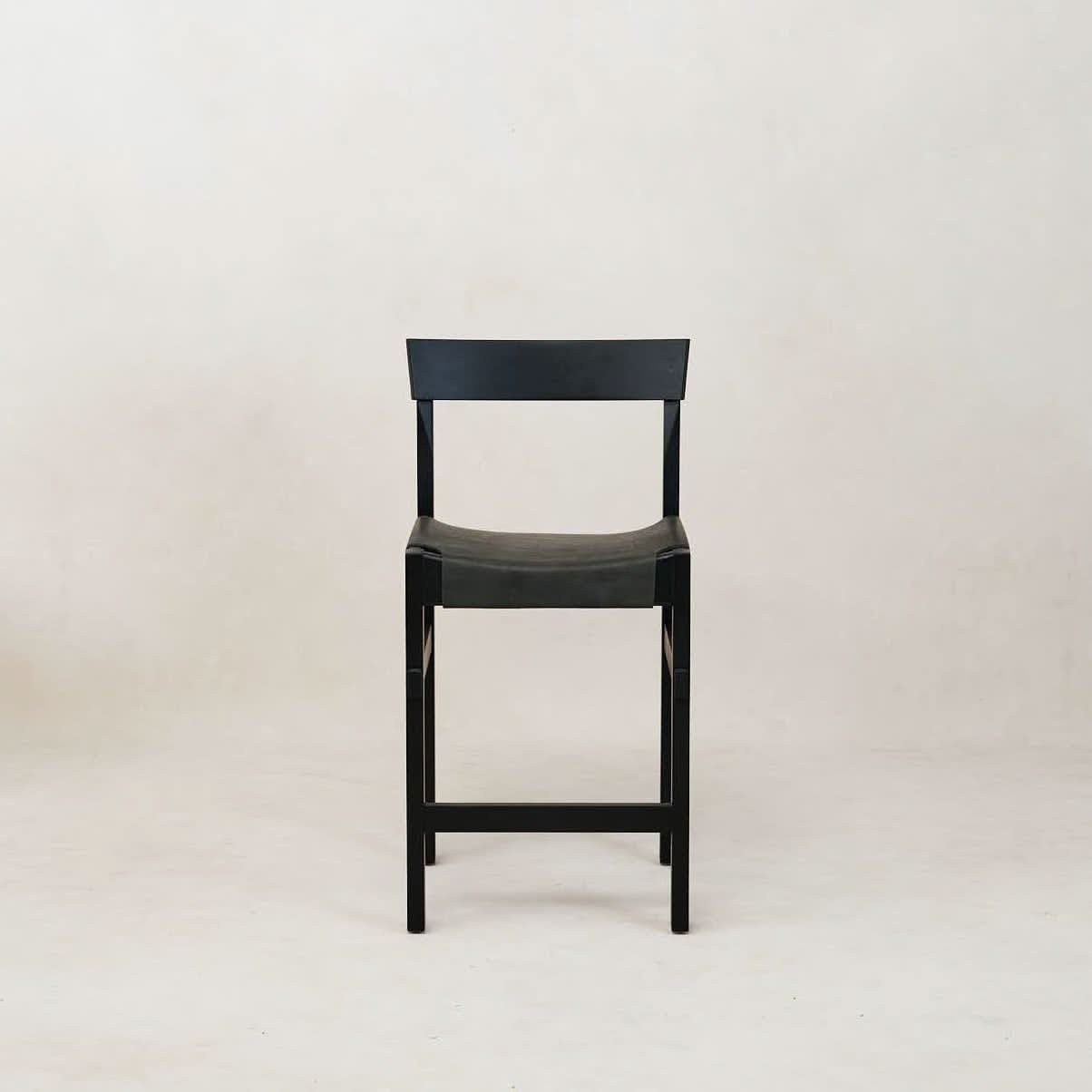 Tabouret de comptoir - Noir - la pièce avec son assise en cuir non traité se patine avec l'âge au lieu de produits chimiques et se moule au cadre en bois au fil du temps, juste...