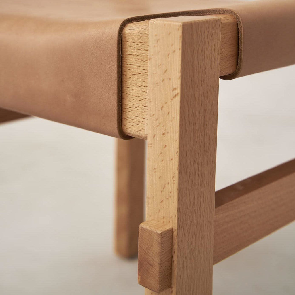 Tabouret de comptoir – Naturel – Le cuir de couleur beige a été inspiré par l'art du XIIIe siècle d'une technique de teinture traditionnelle qui extrait la couleur de...