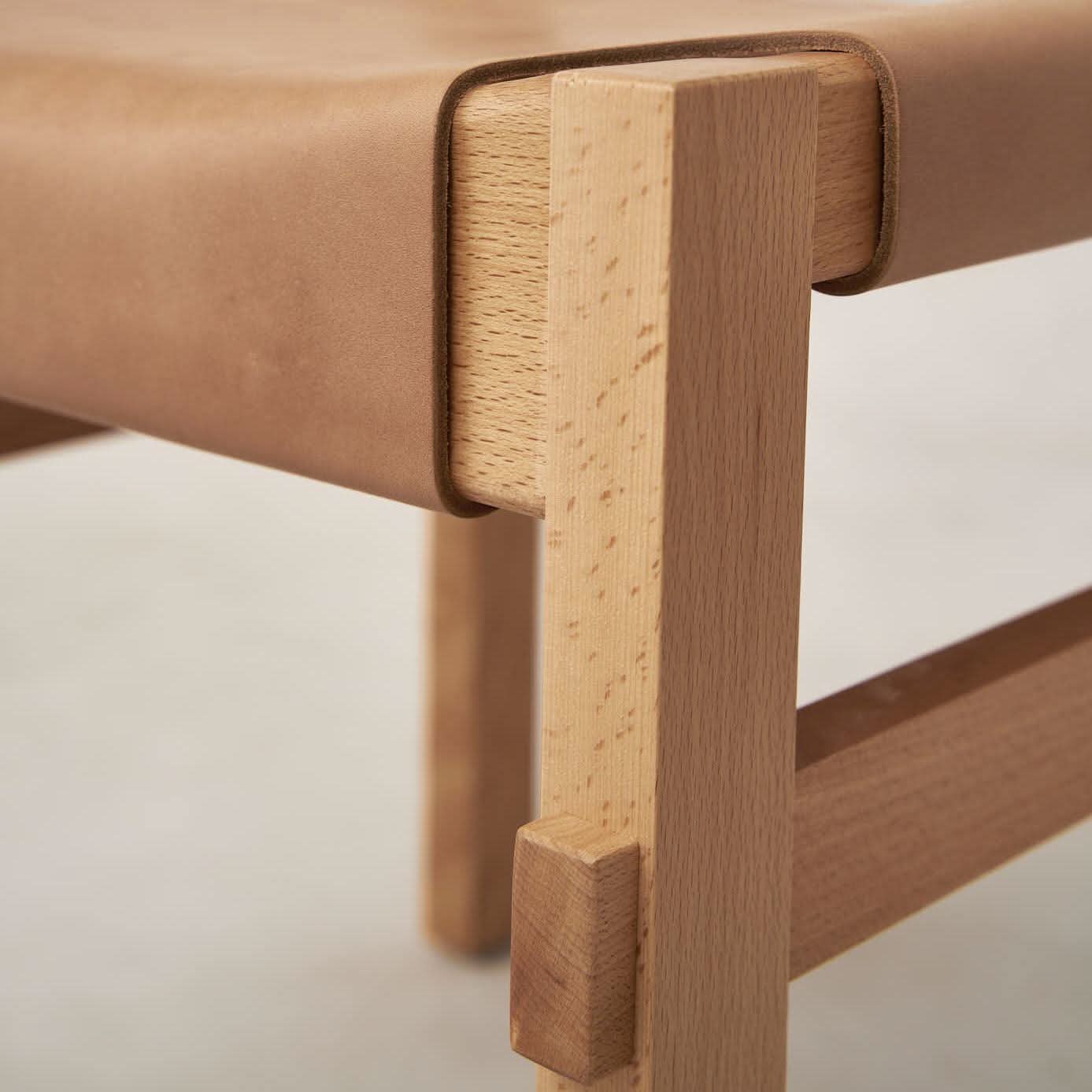 Tabouret de comptoir – Naturel – Le cuir de couleur beige a été inspiré par l'art du XIIIe siècle d'une technique de teinture traditionnelle qui extrait la couleur de...