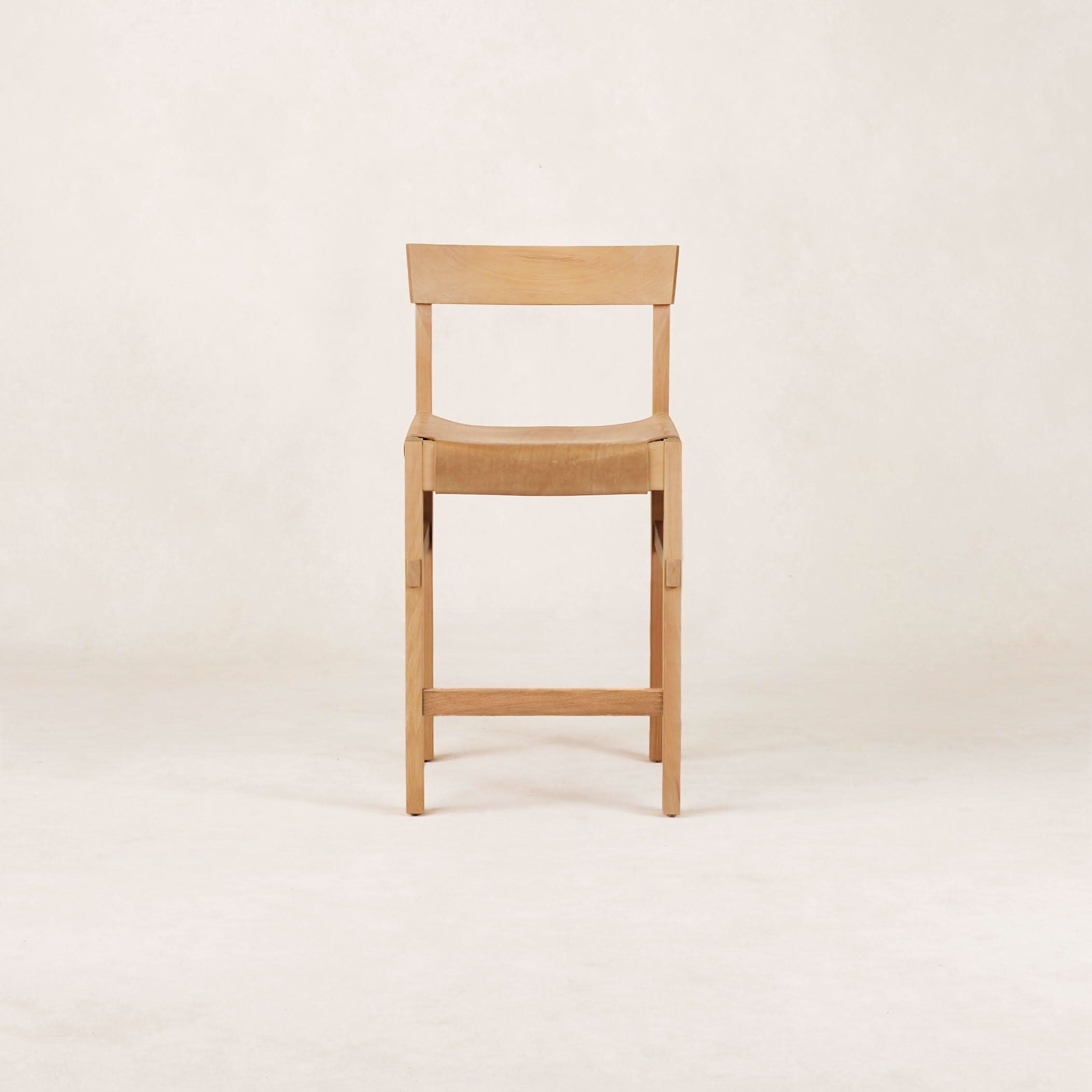 Tabouret de comptoir – Naturel – Le cuir de couleur beige a été inspiré par l'art du XIIIe siècle d'une technique de teinture traditionnelle qui extrait la couleur de...
