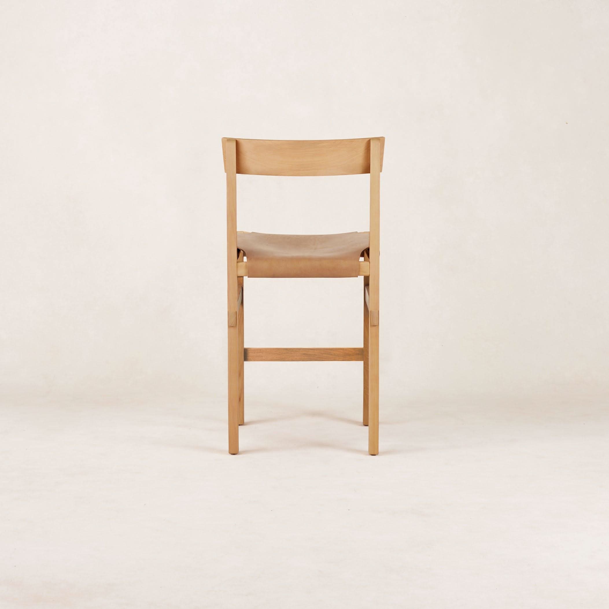 Tabouret de comptoir – Naturel – Le cuir de couleur beige a été inspiré par l'art du XIIIe siècle d'une technique de teinture traditionnelle qui extrait la couleur de...