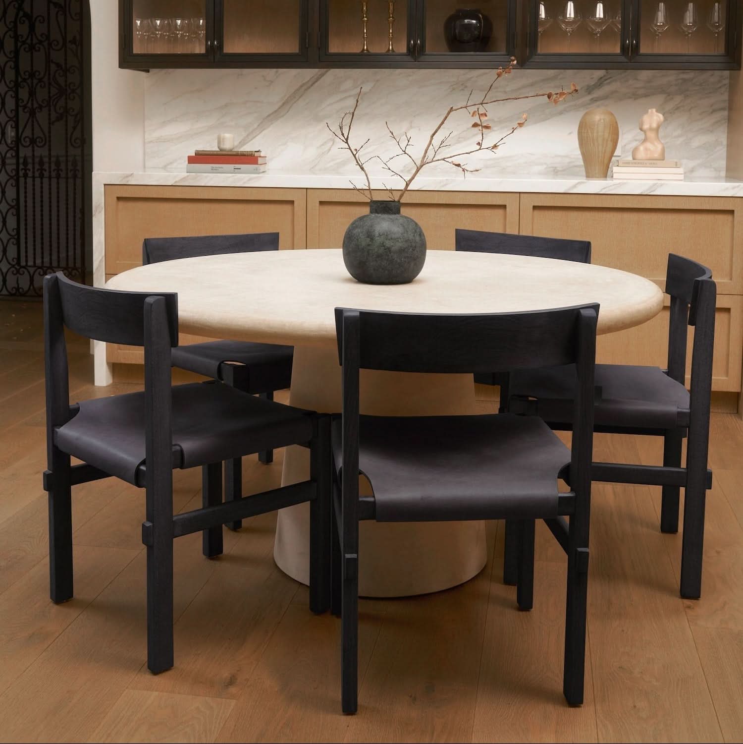 Chaise de salle à manger - Noire - Le cuir épais, ainsi que le cadre artisanal et un dossier incurvé, offrent un confort exceptionnel et un...