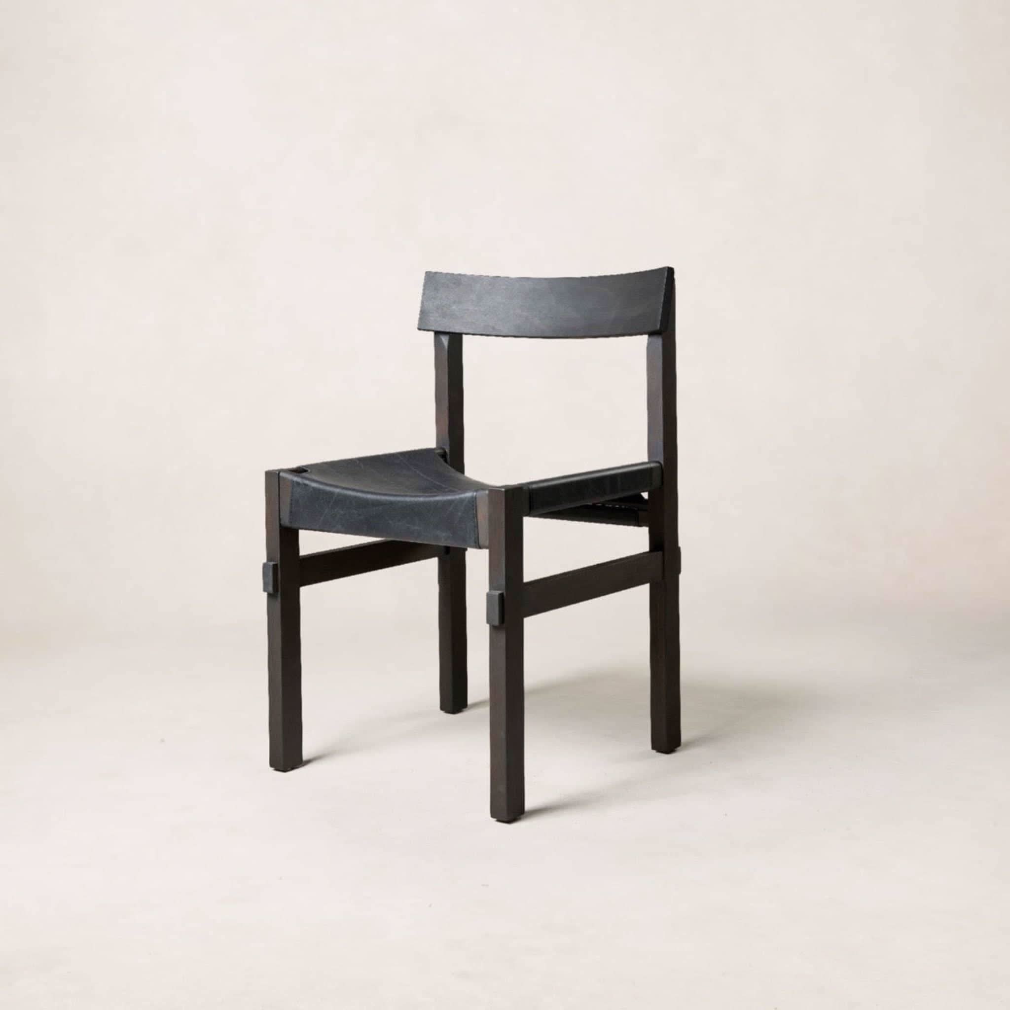 Chaise de salle à manger - Noire - Le cuir épais, ainsi que le cadre artisanal et un dossier incurvé, offrent un confort exceptionnel et un...