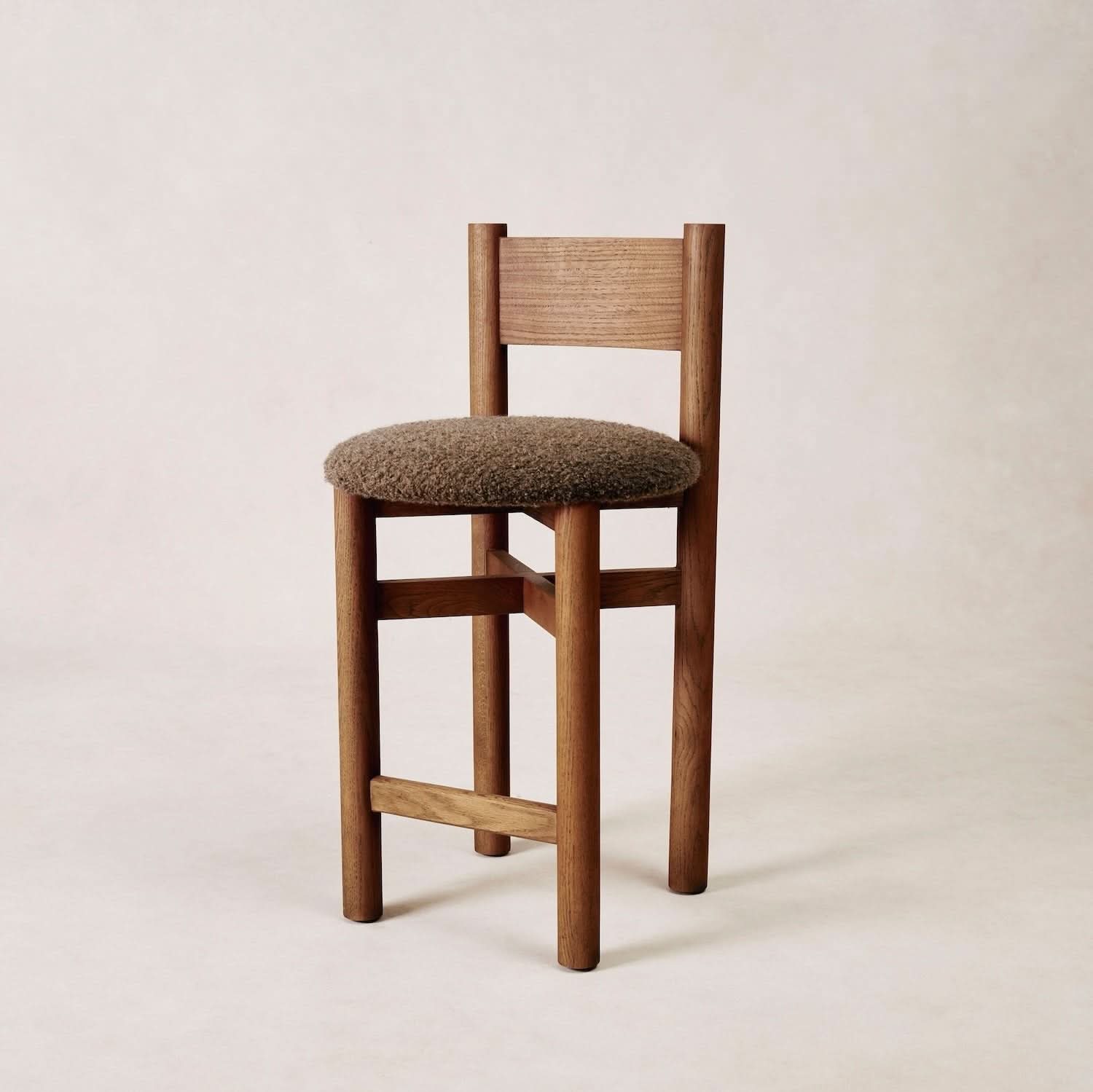 Tabouret de comptoir  - Parfait pour la cuisine ou le bar, ce tabouret apporte une chaleur naturelle à votre intérieur, créant un espace accueillant qui équilibre...