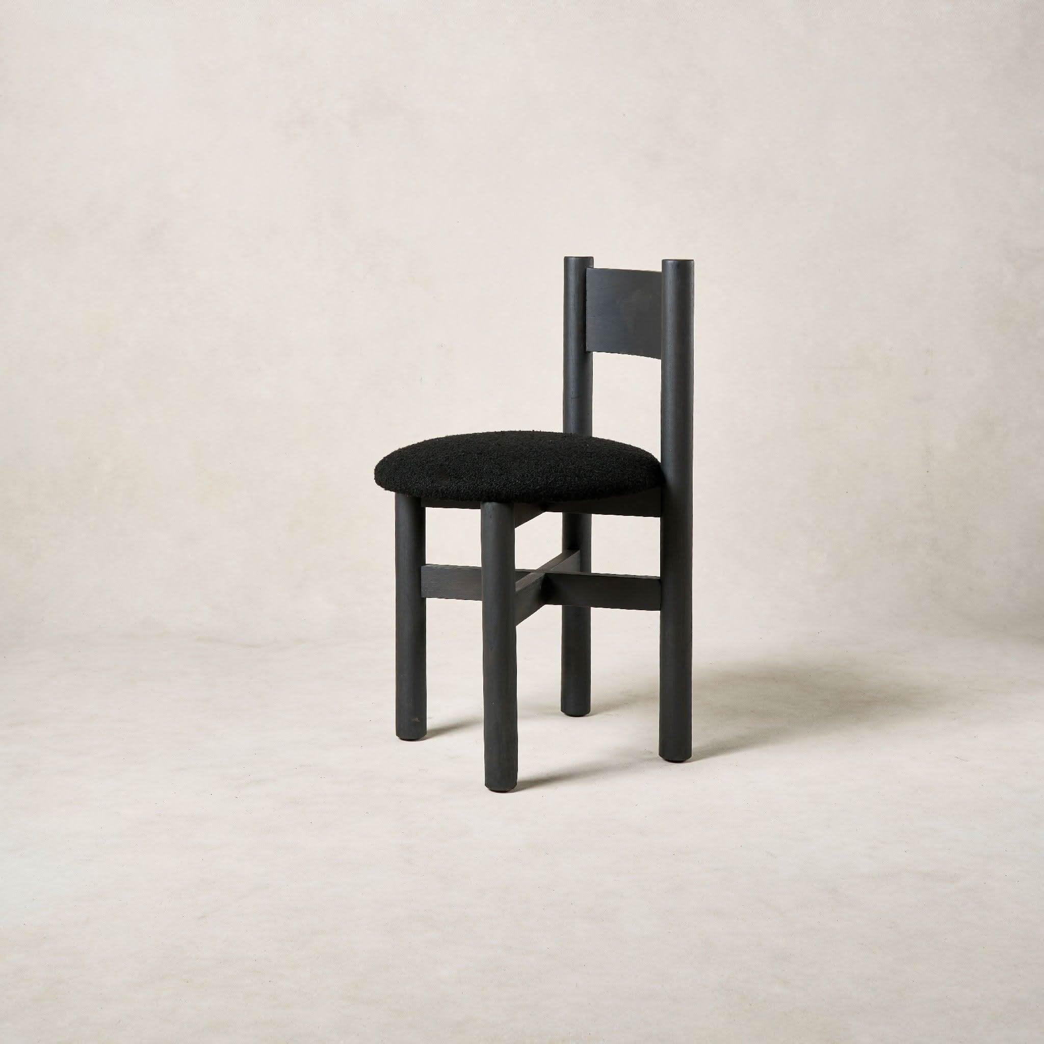 Chaise de salle à manger - Noire - plusieurs couches de protection, nous utilisons les huiles naturelles de la plus haute qualité qui se lient au bois, vous offrant une pièce qui est...