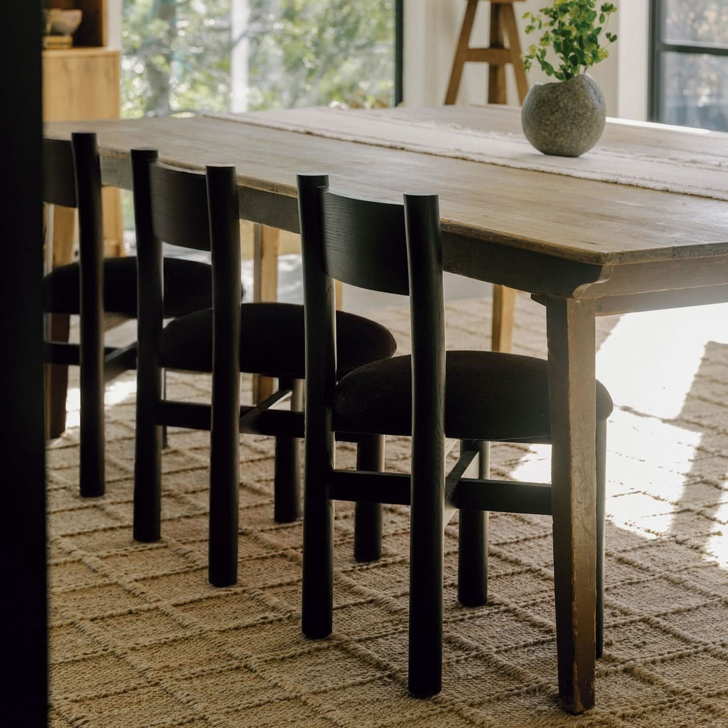 Chaise de salle à manger - Noire - plusieurs couches de protection, nous utilisons les huiles naturelles de la plus haute qualité qui se lient au bois, vous offrant une pièce qui est...