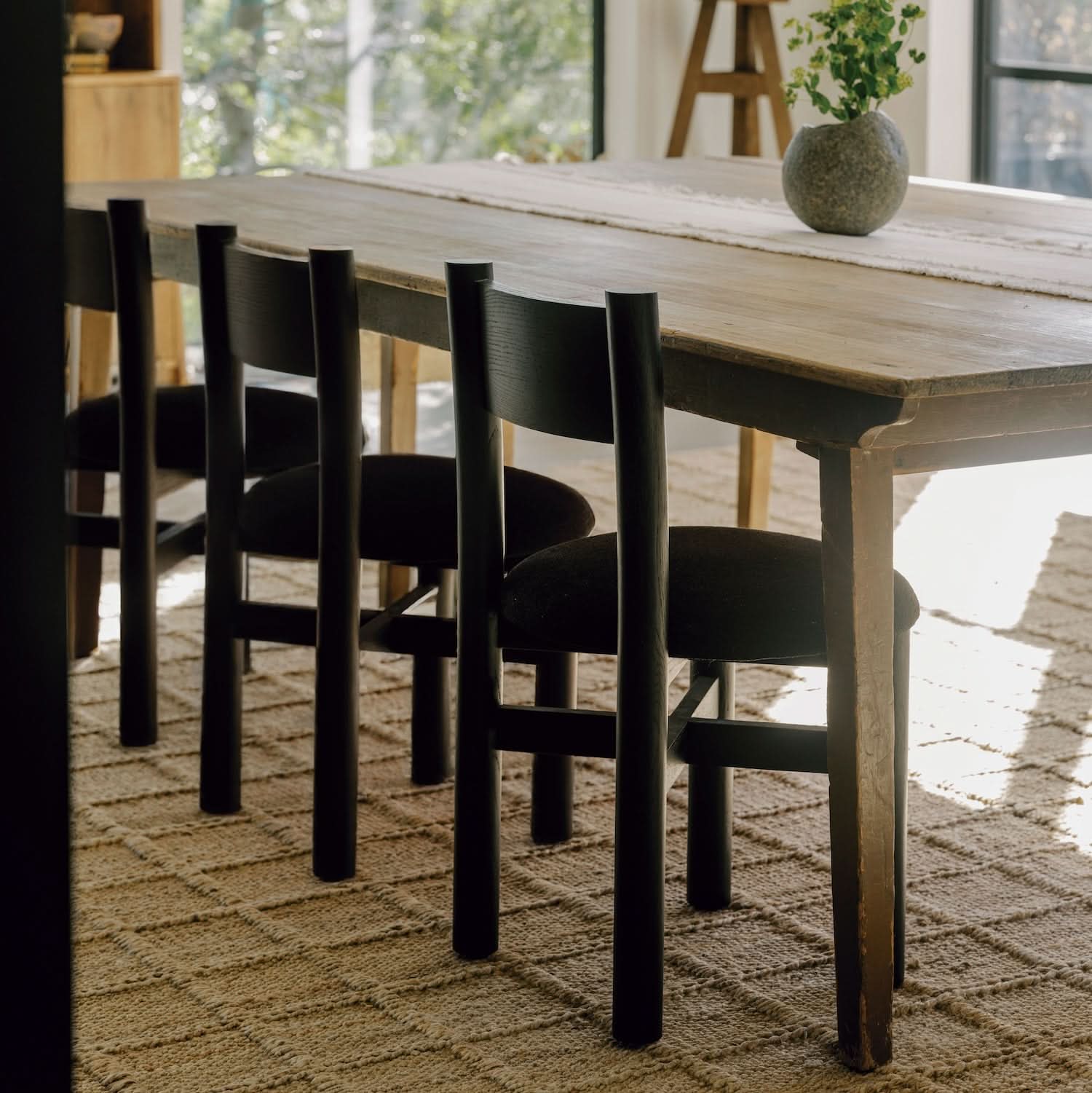 Chaise de salle à manger - Noire - plusieurs couches de protection, nous utilisons les huiles naturelles de la plus haute qualité qui se lient au bois, vous offrant une pièce qui est...