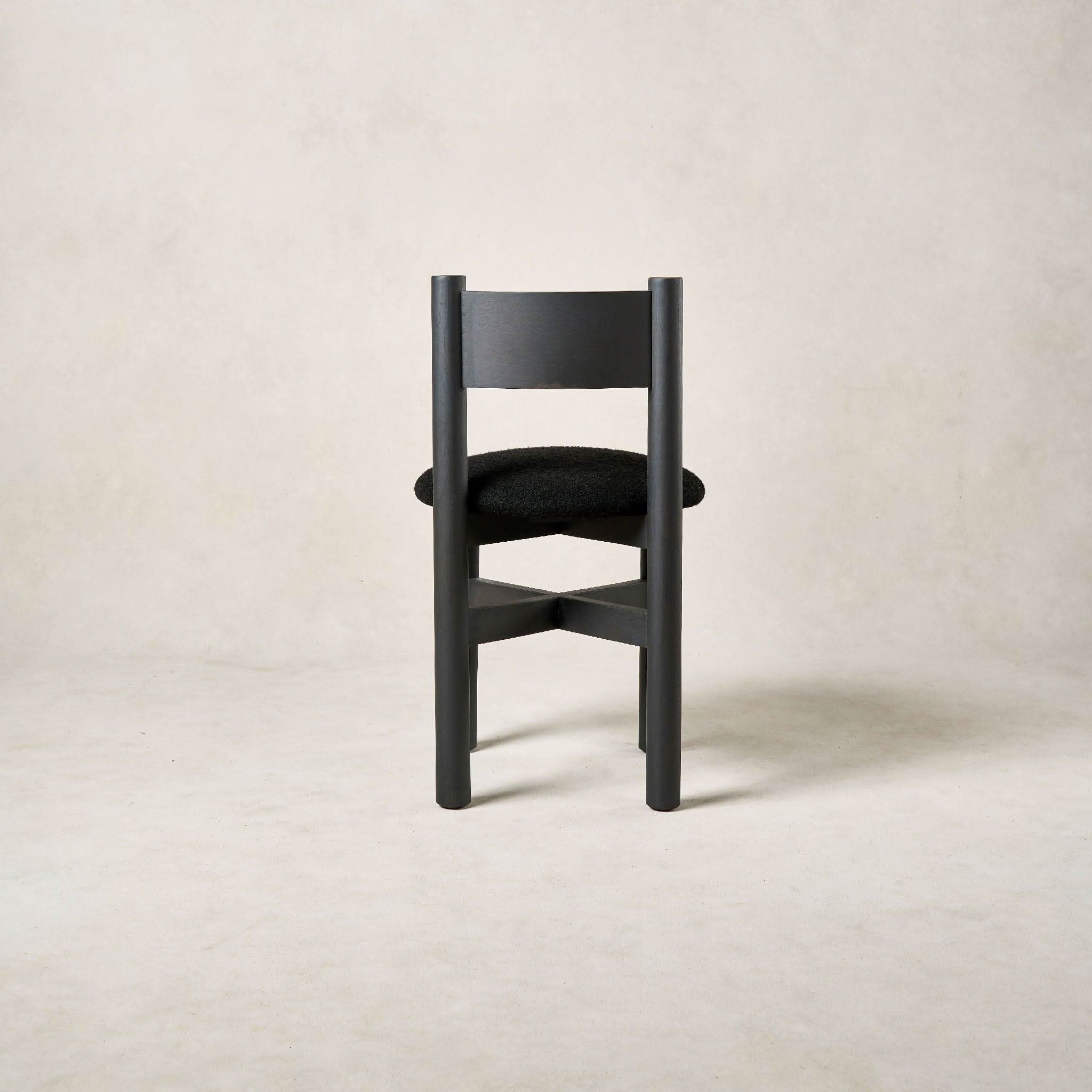 Chaise de salle à manger - Noire - plusieurs couches de protection, nous utilisons les huiles naturelles de la plus haute qualité qui se lient au bois, vous offrant une pièce qui est...