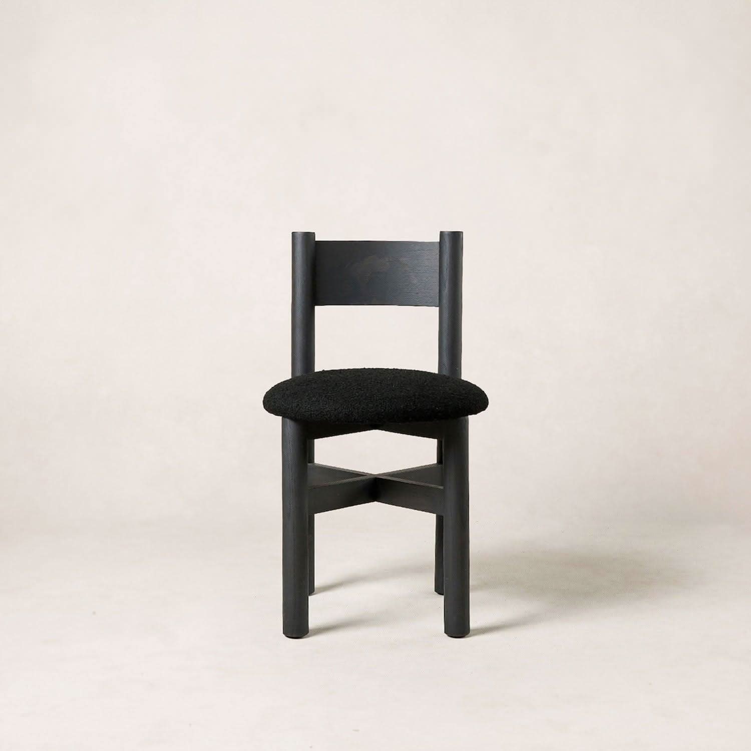 Chaise de salle à manger - Noire - plusieurs couches de protection, nous utilisons les huiles naturelles de la plus haute qualité qui se lient au bois, vous offrant une pièce qui est...