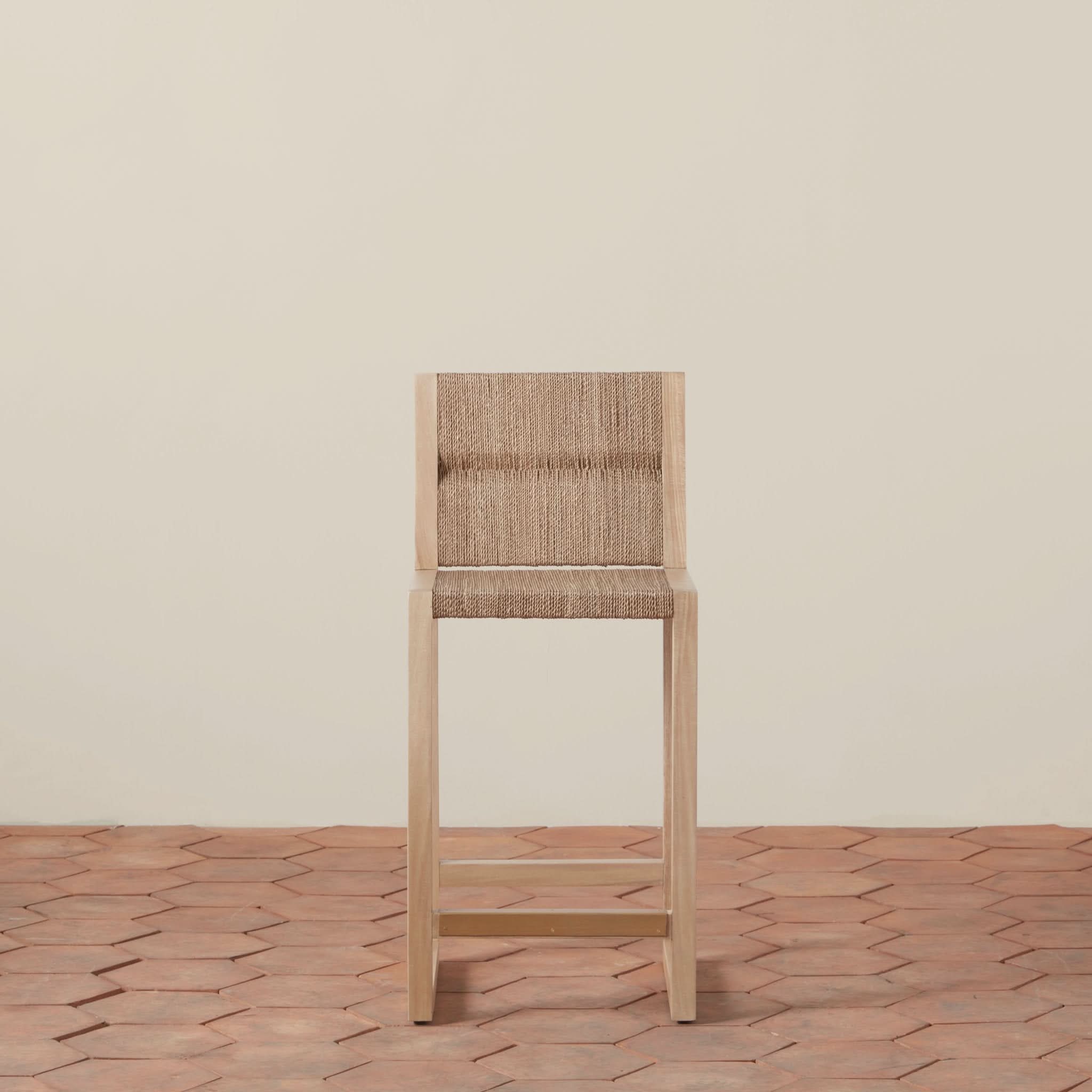 Tabouret de comptoir - Conçu pour ces matins lents et baignés de soleil où seul comptent le café et votre journal, ce tabouret de comptoir tressé...