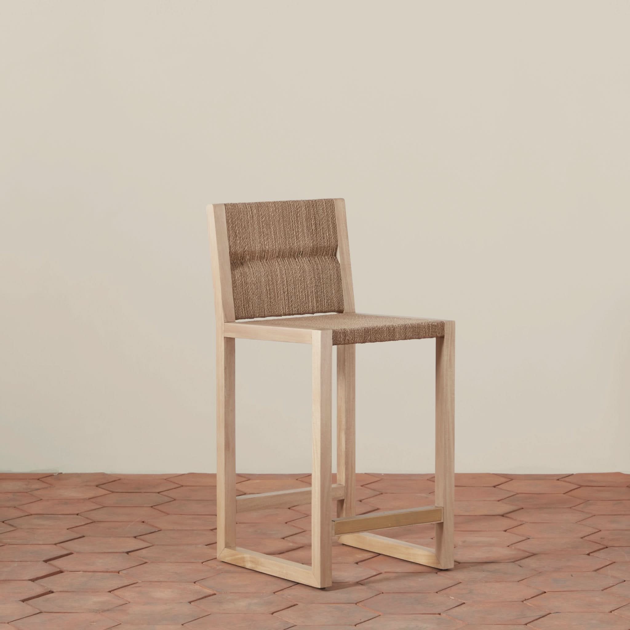 Tabouret de comptoir - Conçu pour ces matins lents et baignés de soleil où seul comptent le café et votre journal, ce tabouret de comptoir tressé...