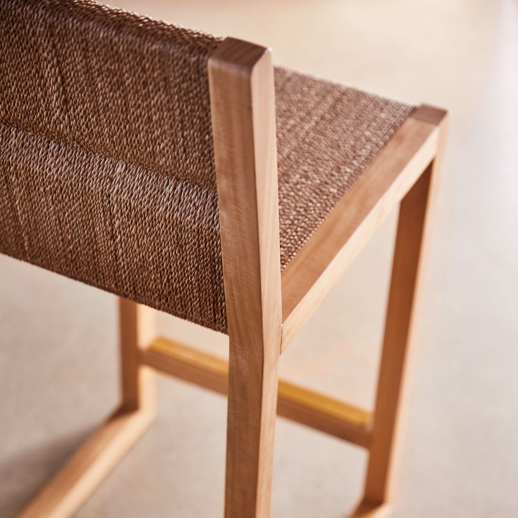 Tabouret de comptoir - Conçu pour ces matins lents et baignés de soleil où seul comptent le café et votre journal, ce tabouret de comptoir tressé...