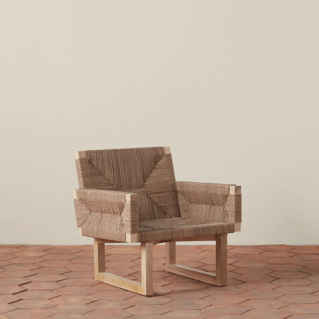 Chaise longue – la corde en jonc de mer est savamment tressée autour d'un cadre en bois de hêtre selon un motif intemporel en vannerie, créant un aspect très texturé